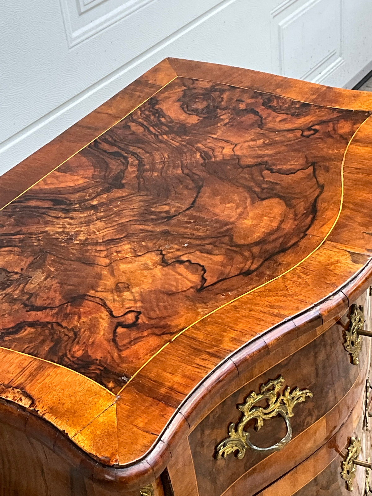 Bombierte Dresdner Barockstilkommode in Nussbaum
