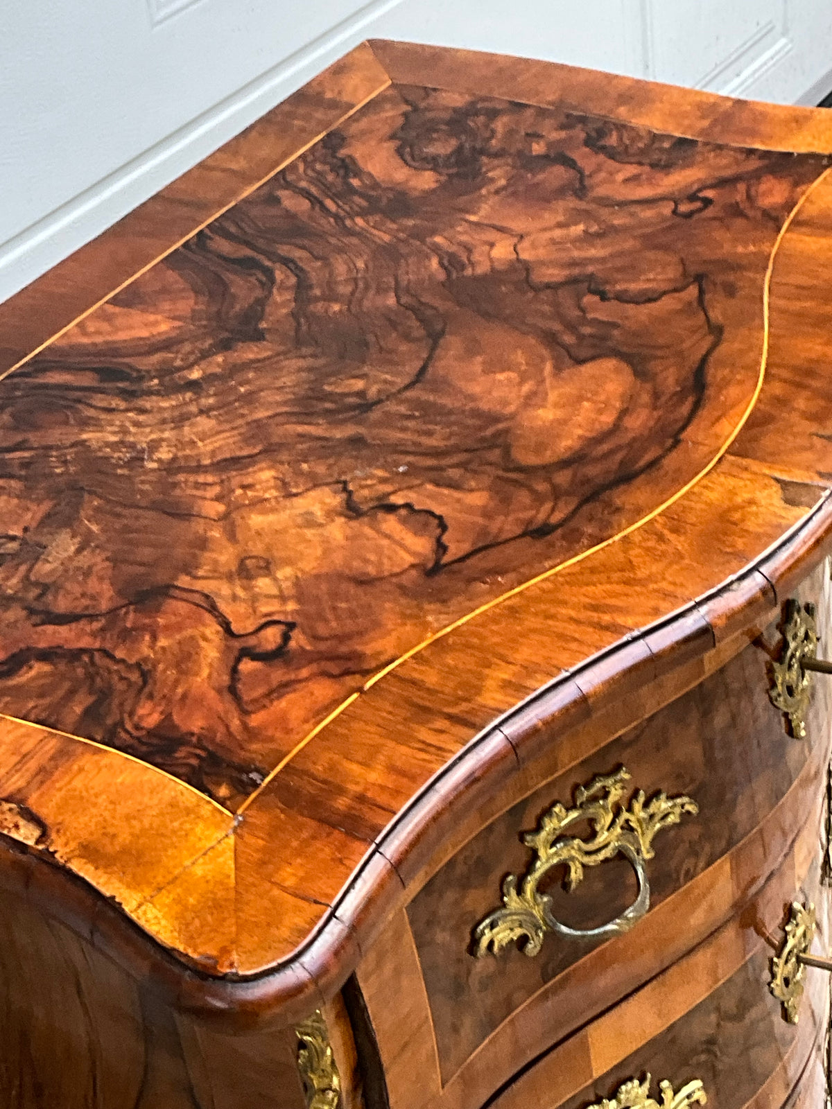 Bombierte Dresdner Barockstilkommode in Nussbaum