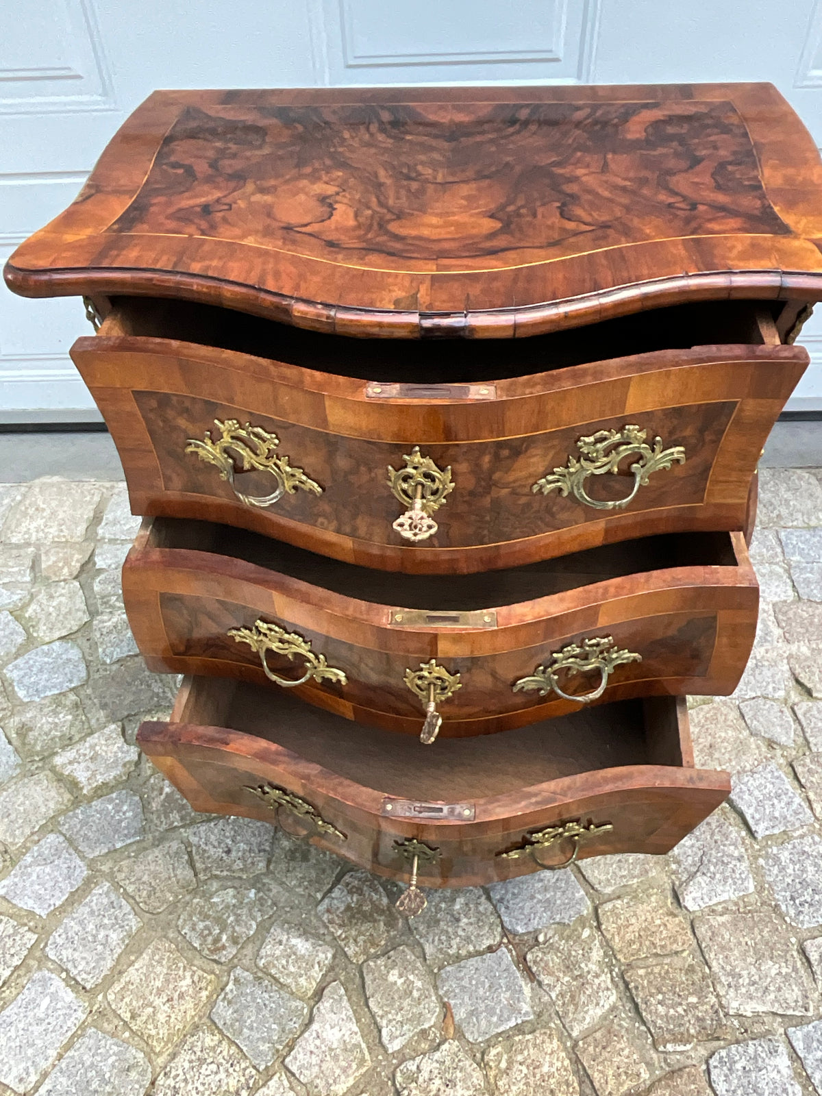 Bombierte Dresdner Barockstilkommode in Nussbaum