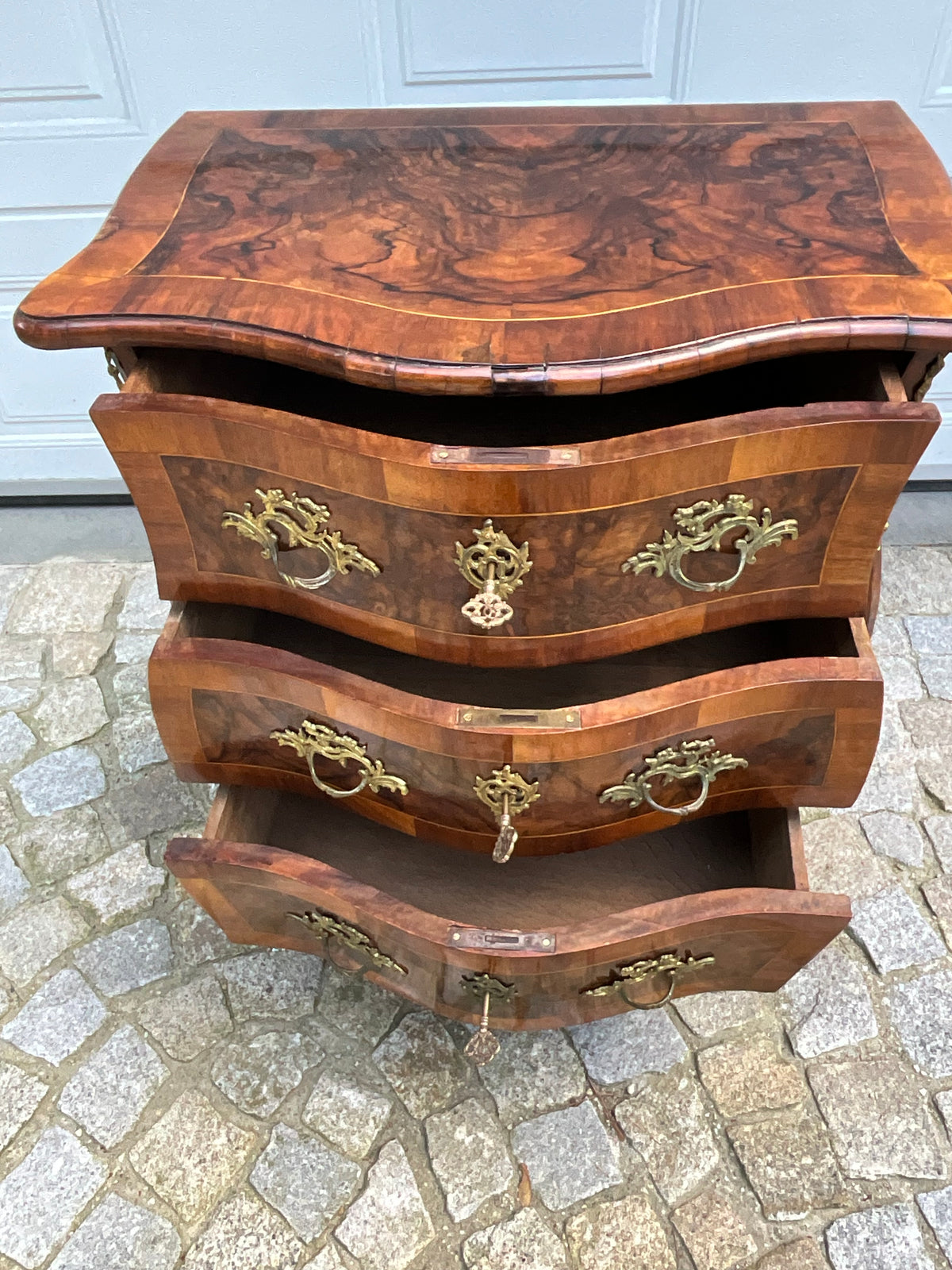 Bombierte Dresdner Barockstilkommode in Nussbaum