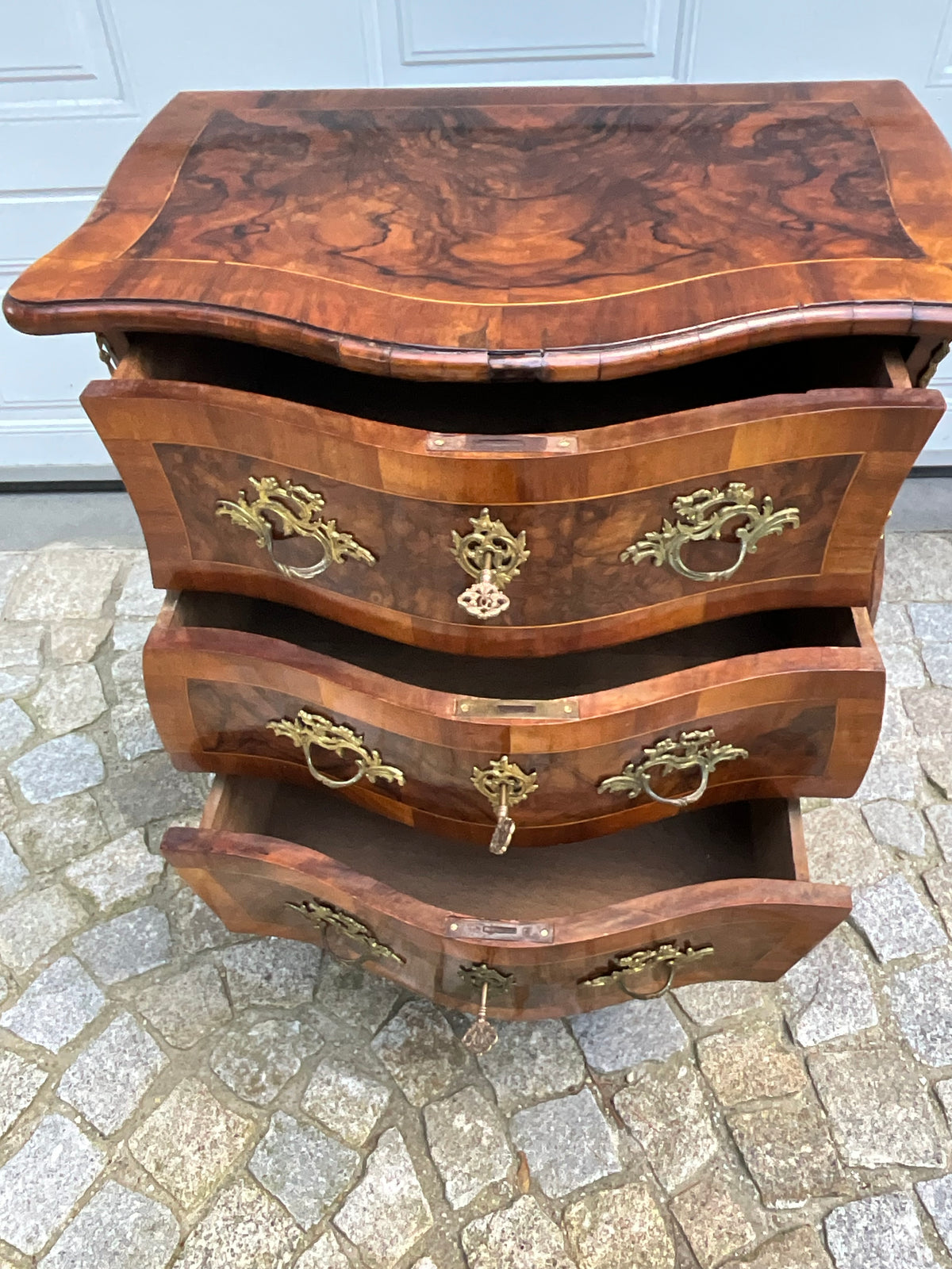 Bombierte Dresdner Barockstilkommode in Nussbaum