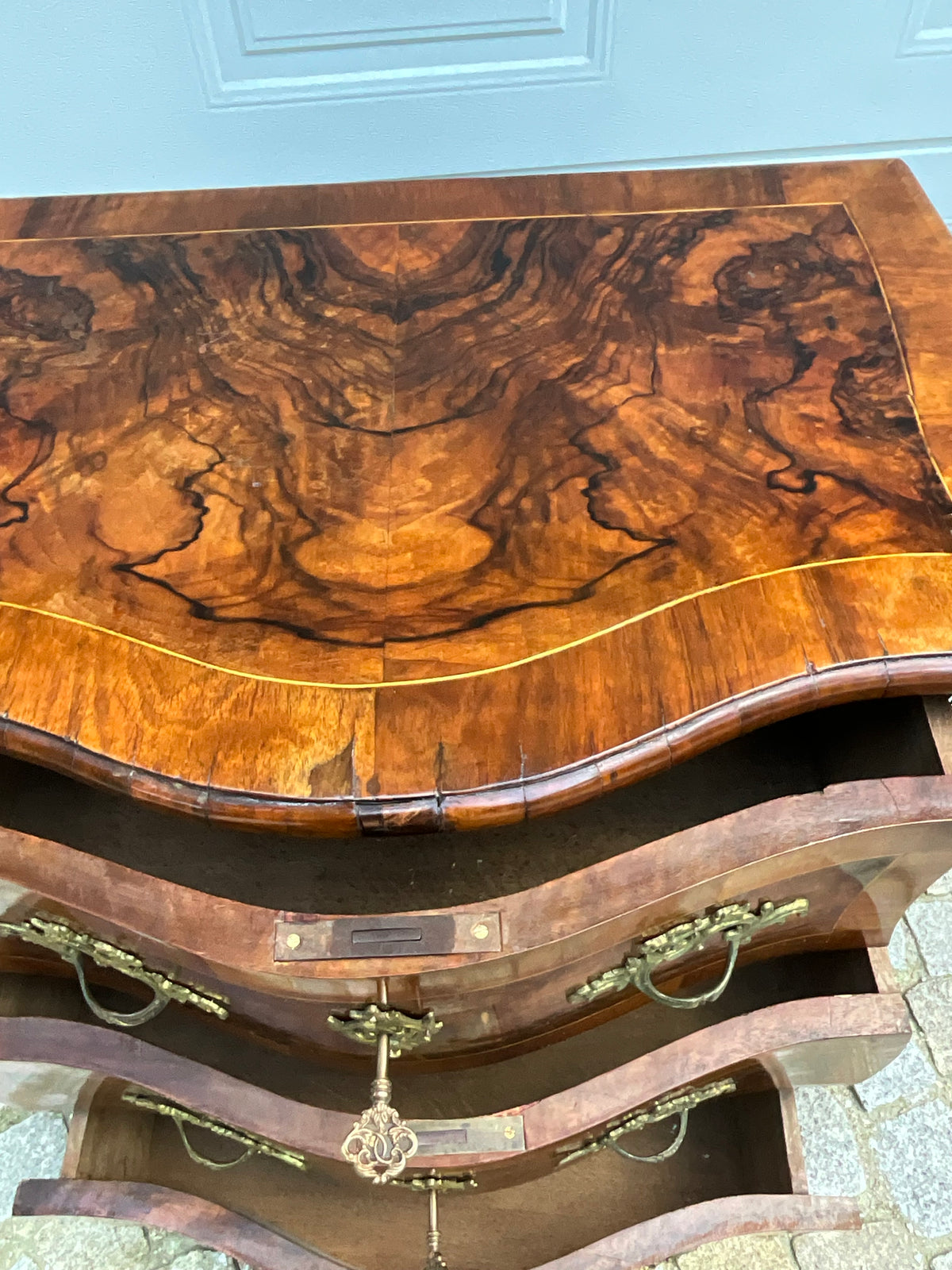 Bombierte Dresdner Barockstilkommode in Nussbaum