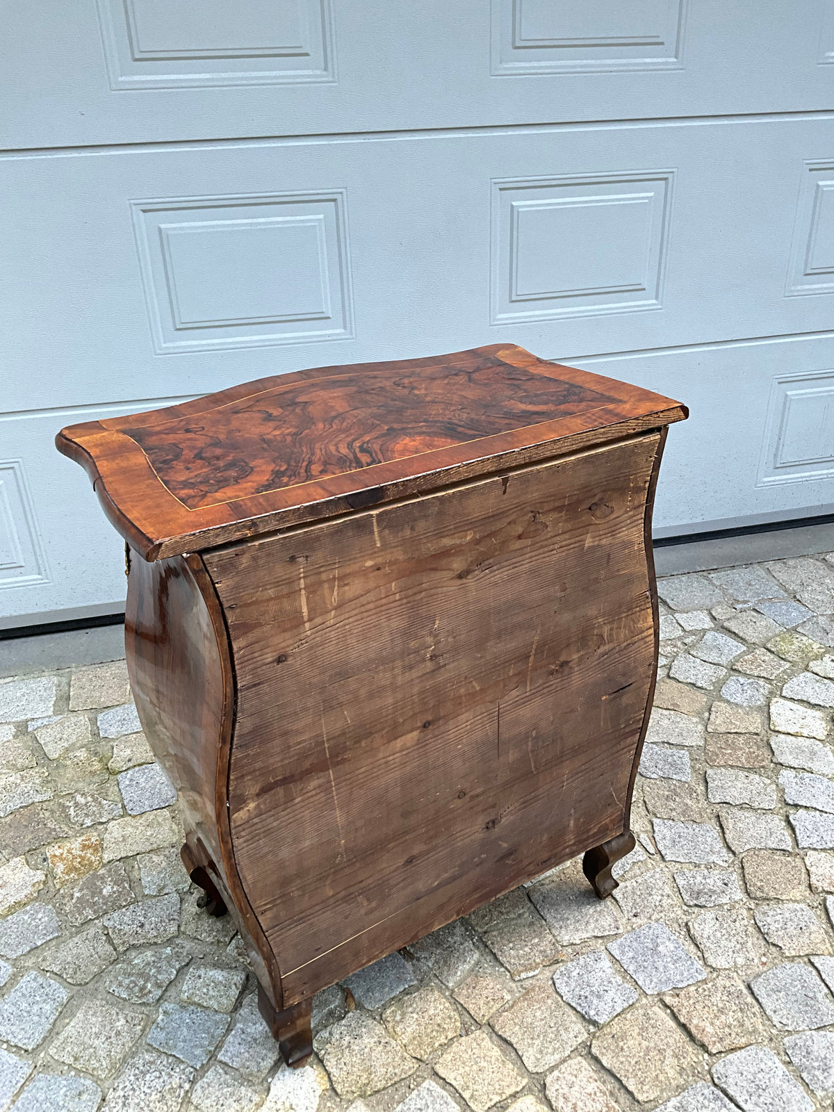 Bombierte Dresdner Barockstilkommode in Nussbaum