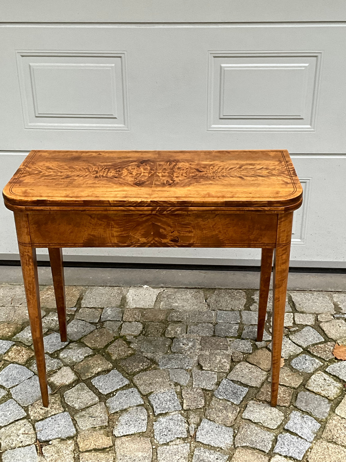 Biedermeier Spieltisch Beistelltisch in Birke um 1830