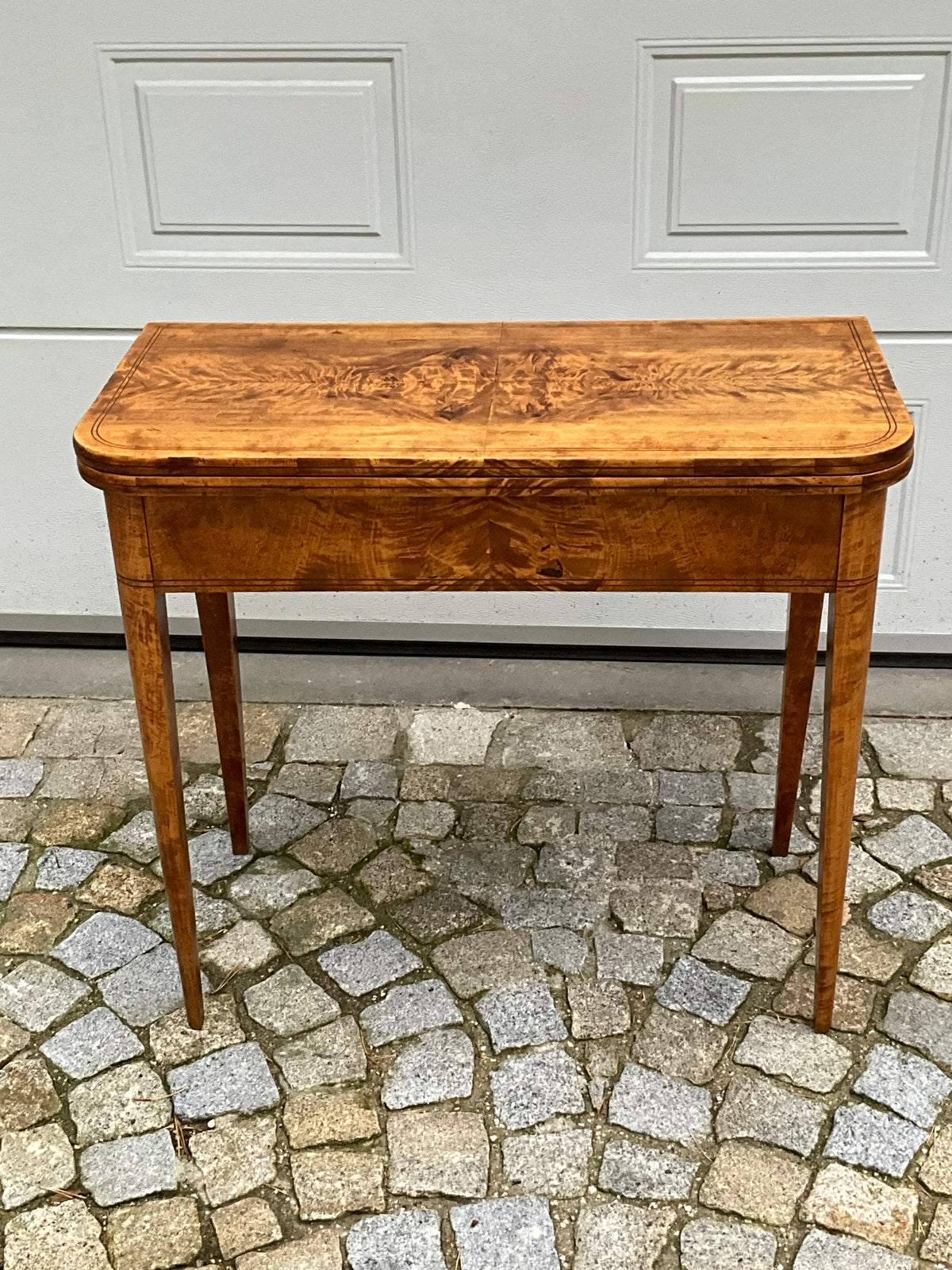 Biedermeier Spieltisch Beistelltisch in Birke um 1830