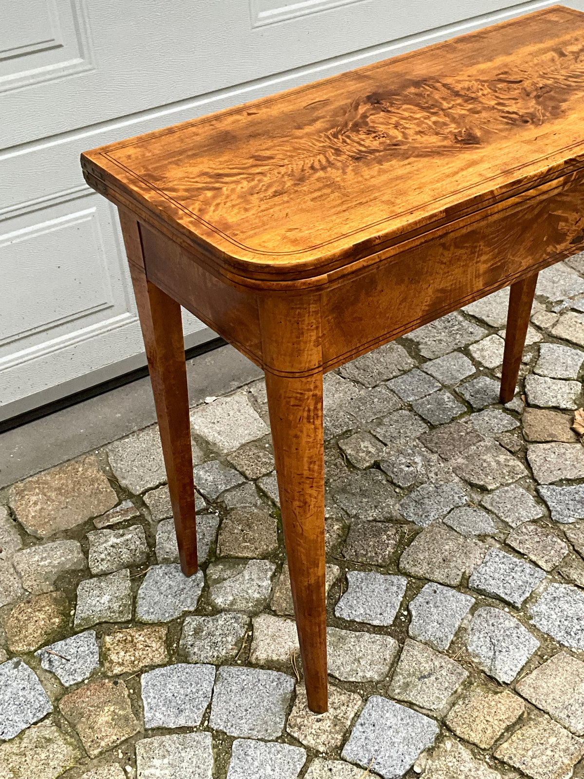 Biedermeier Spieltisch Beistelltisch in Birke um 1830
