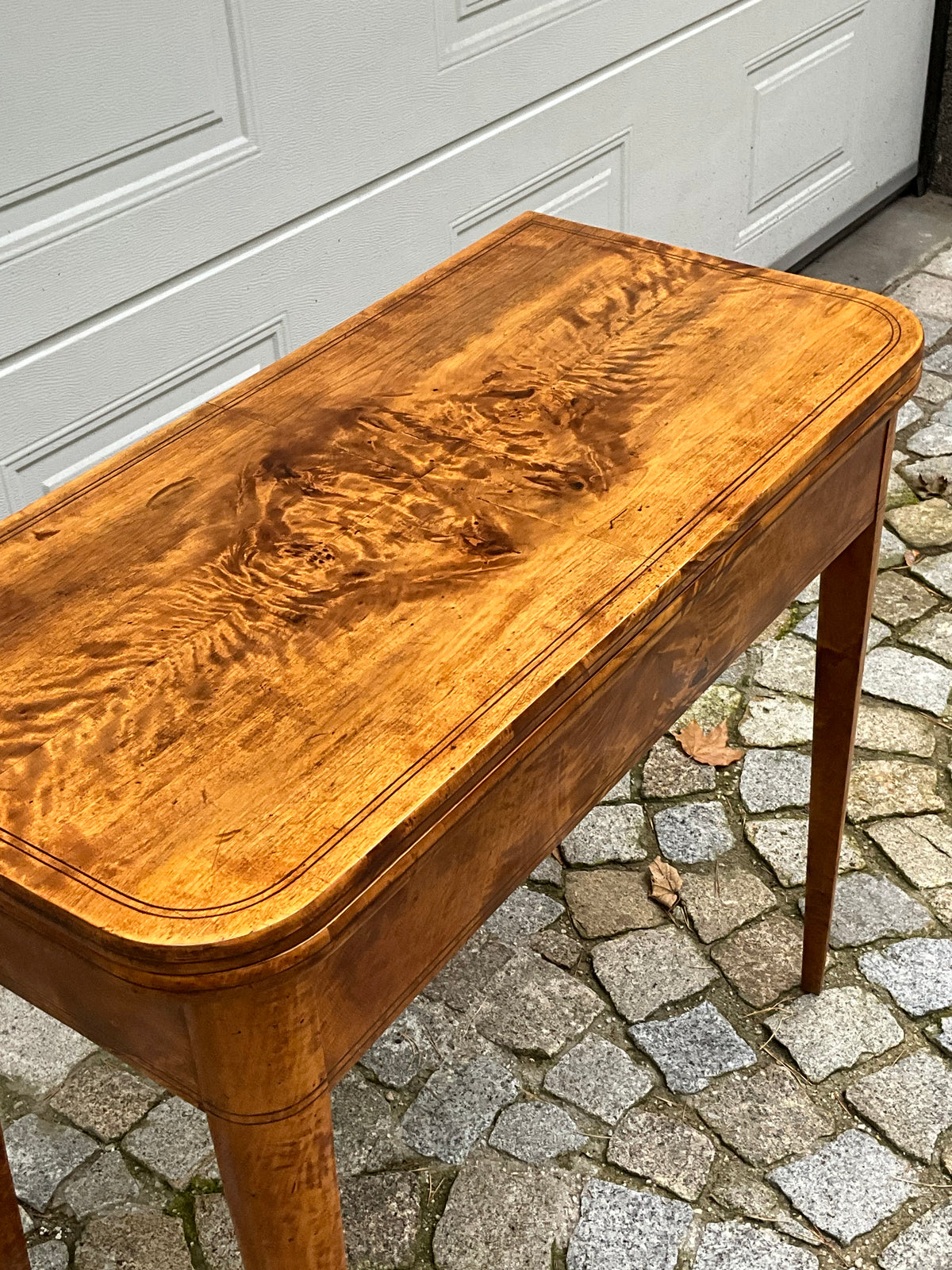 Biedermeier Spieltisch Beistelltisch in Birke um 1830