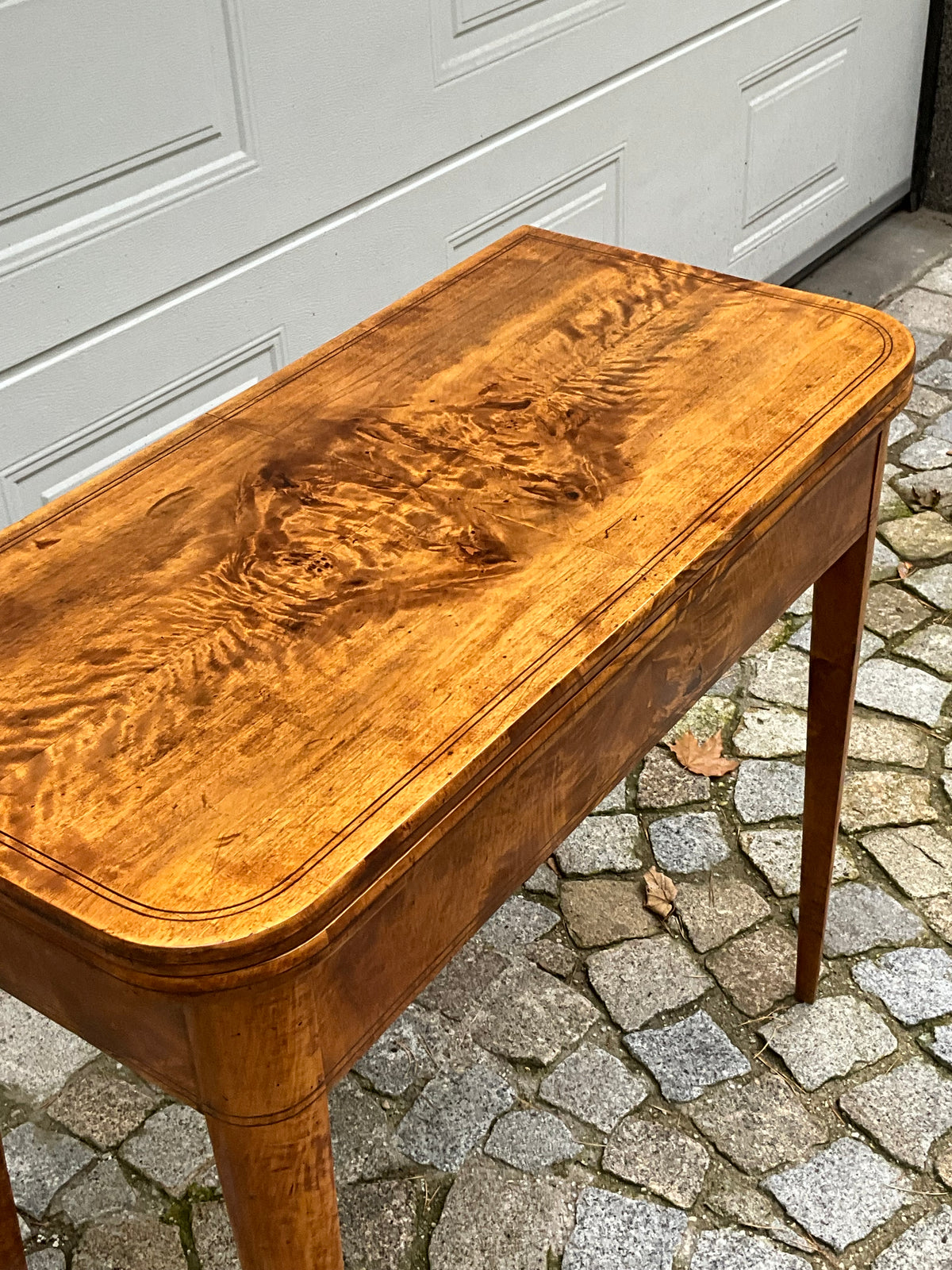 Biedermeier Spieltisch Beistelltisch in Birke um 1830
