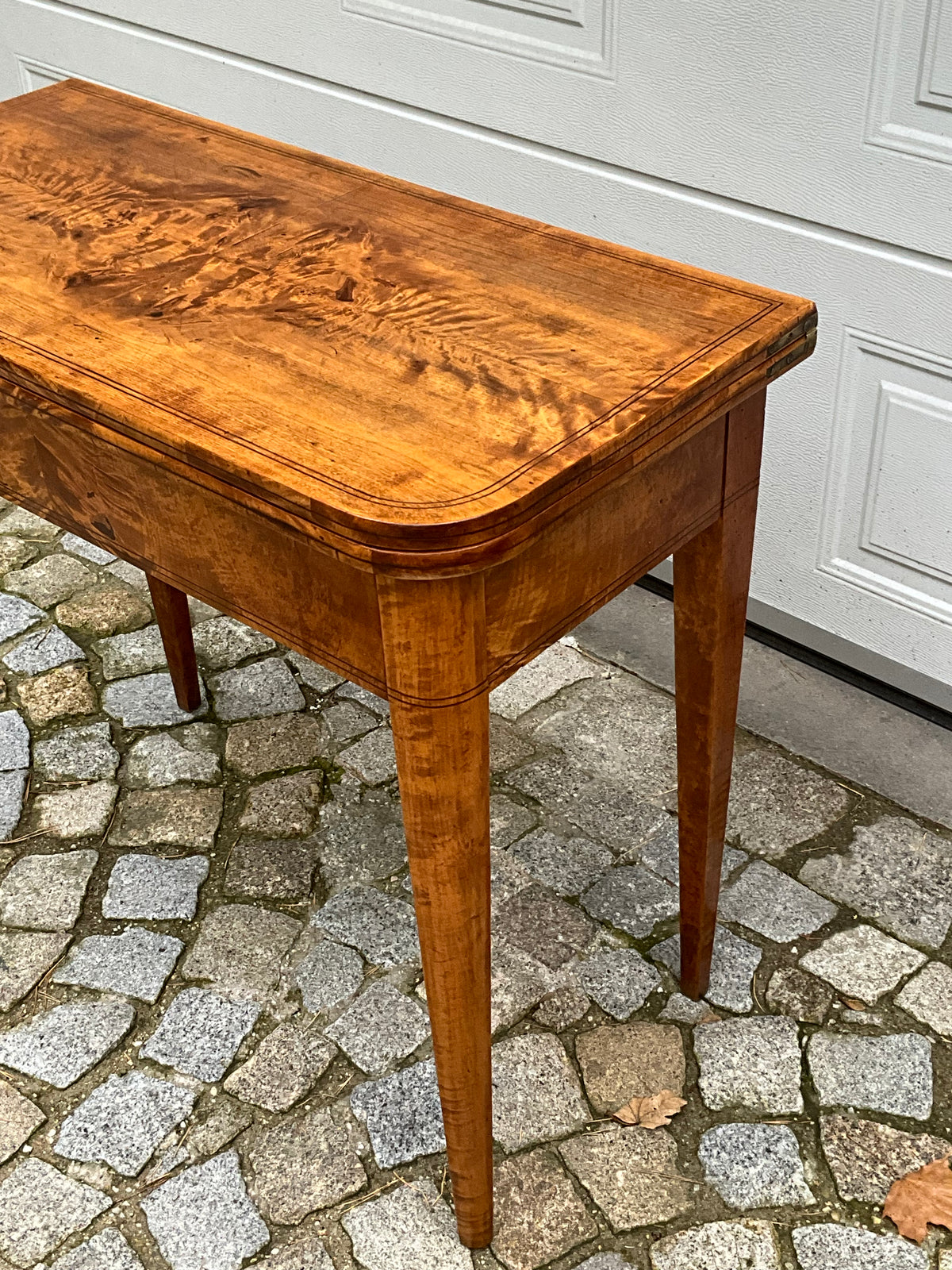 Biedermeier Spieltisch Beistelltisch in Birke um 1830