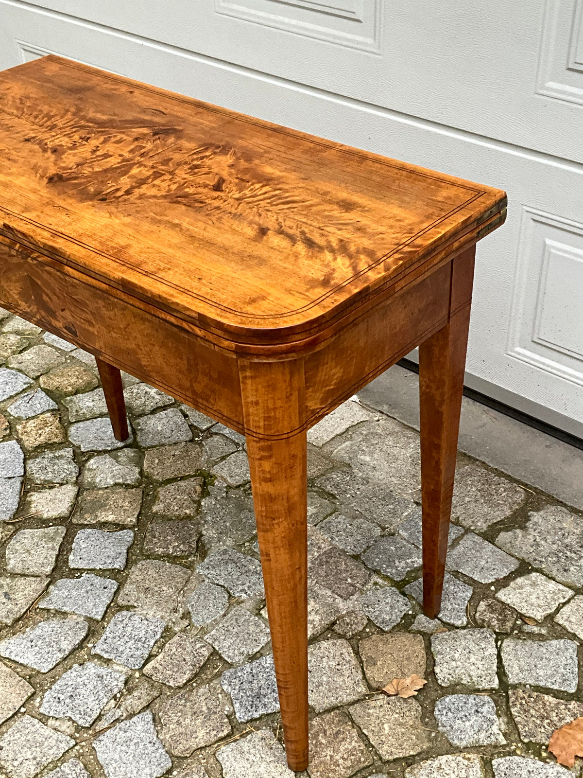 Biedermeier Spieltisch Beistelltisch in Birke um 1830