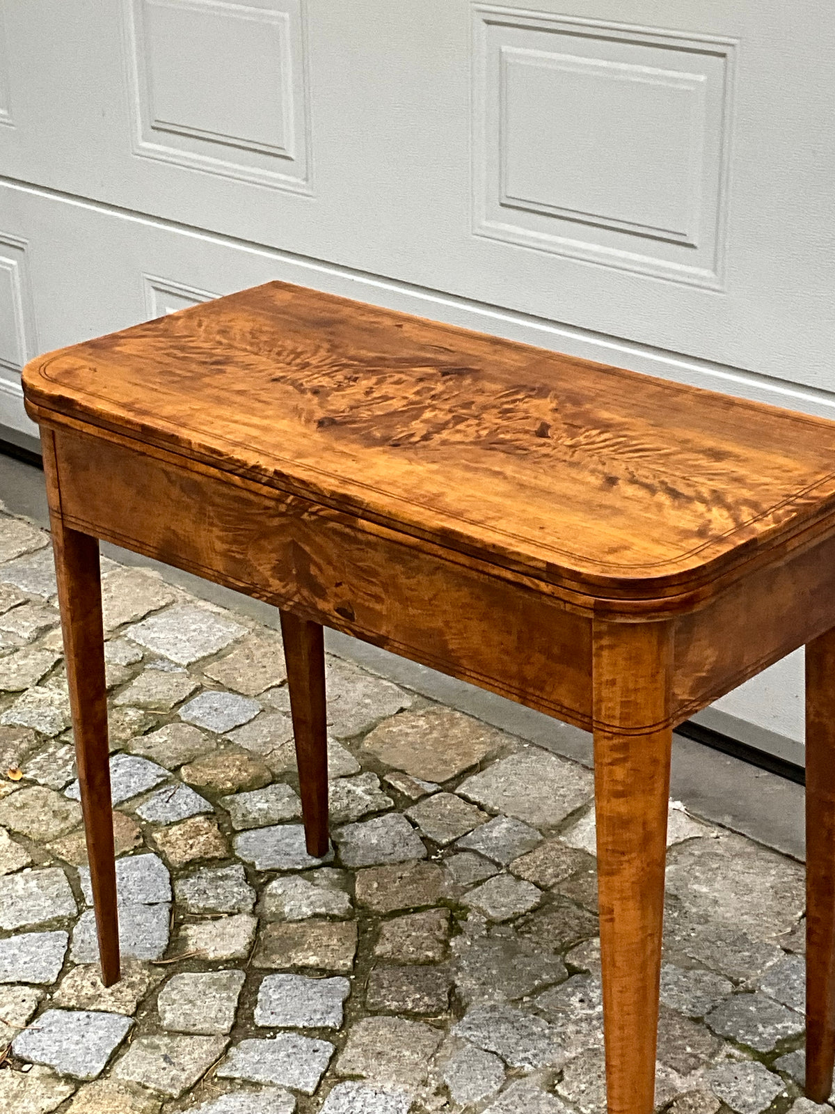Biedermeier Spieltisch Beistelltisch in Birke um 1830