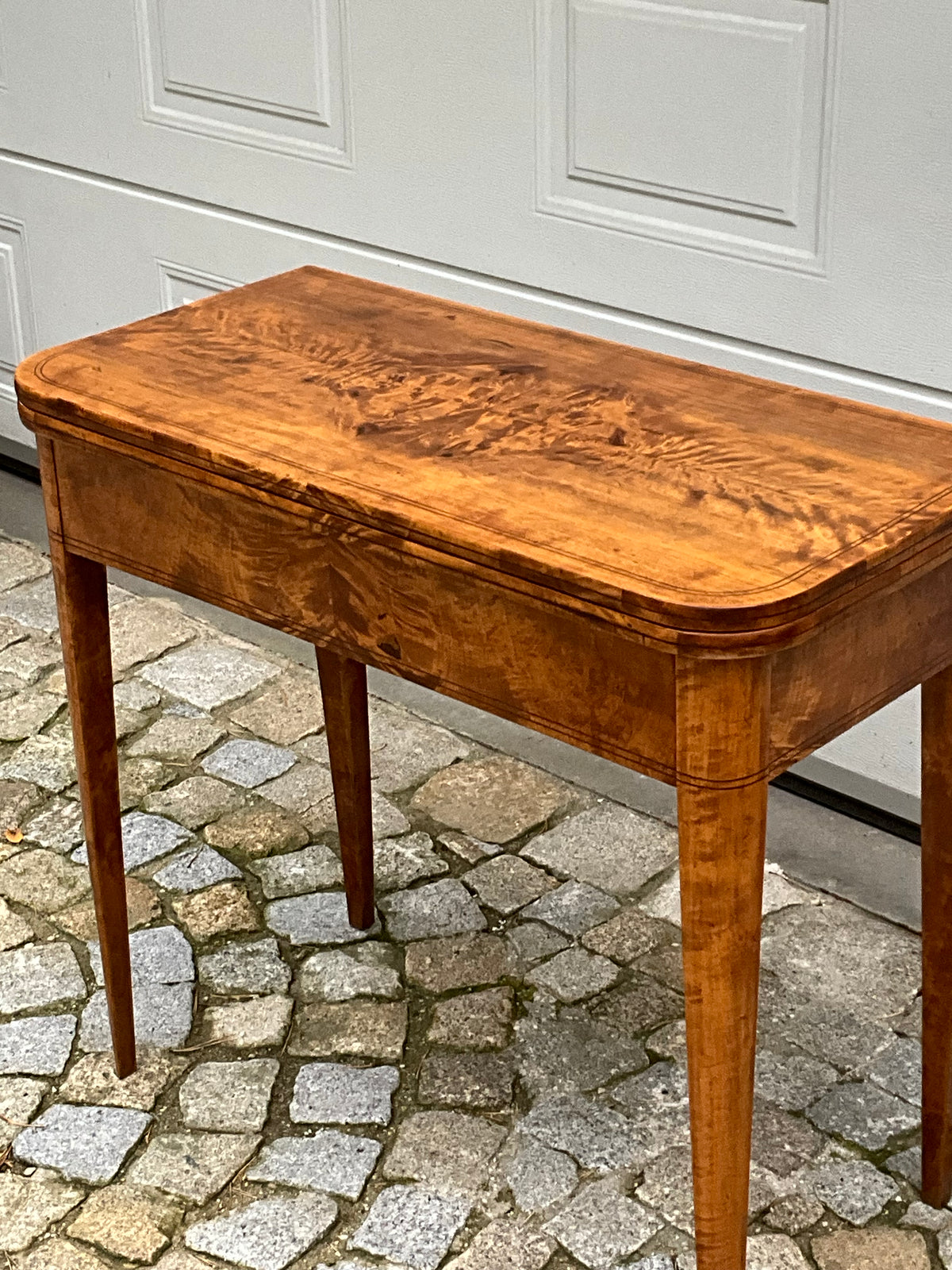 Biedermeier Spieltisch Beistelltisch in Birke um 1830