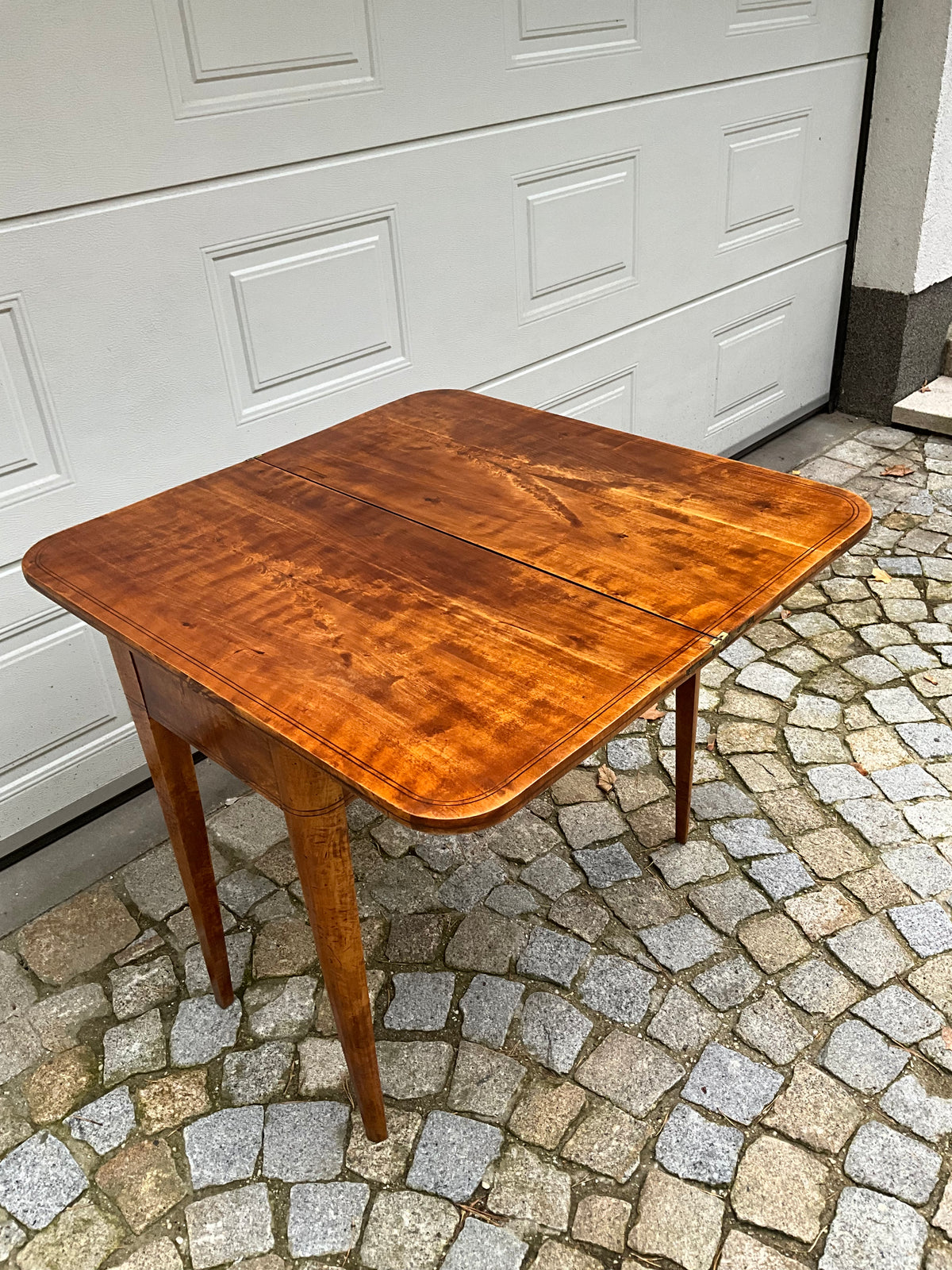 Biedermeier Spieltisch Beistelltisch in Birke um 1830