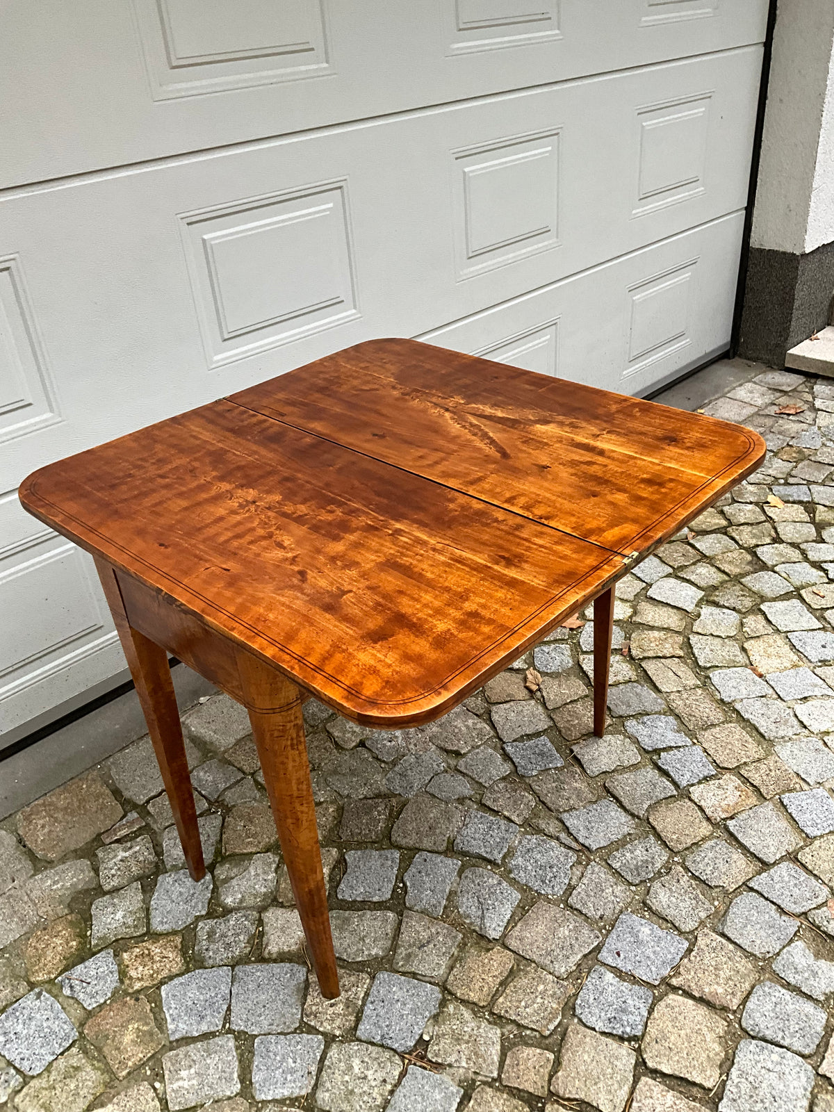 Biedermeier Spieltisch Beistelltisch in Birke um 1830