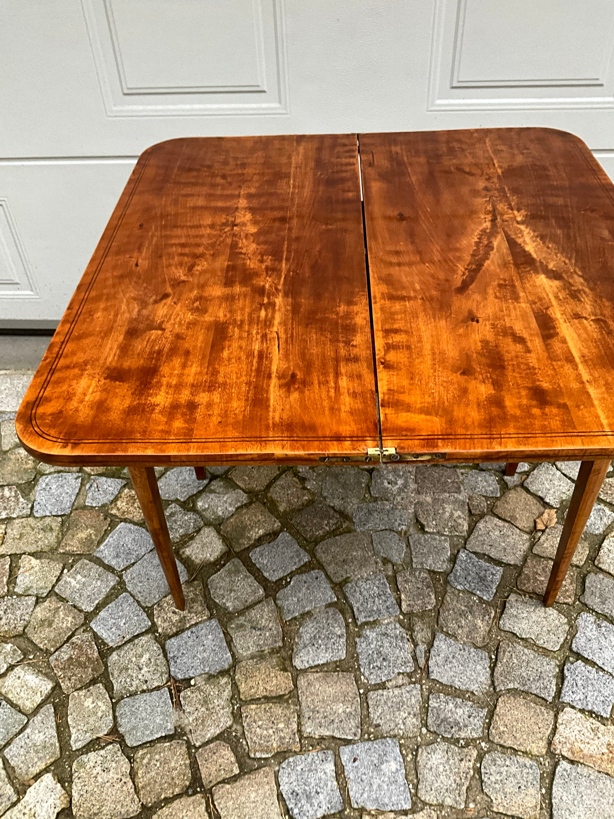 Biedermeier Spieltisch Beistelltisch in Birke um 1830