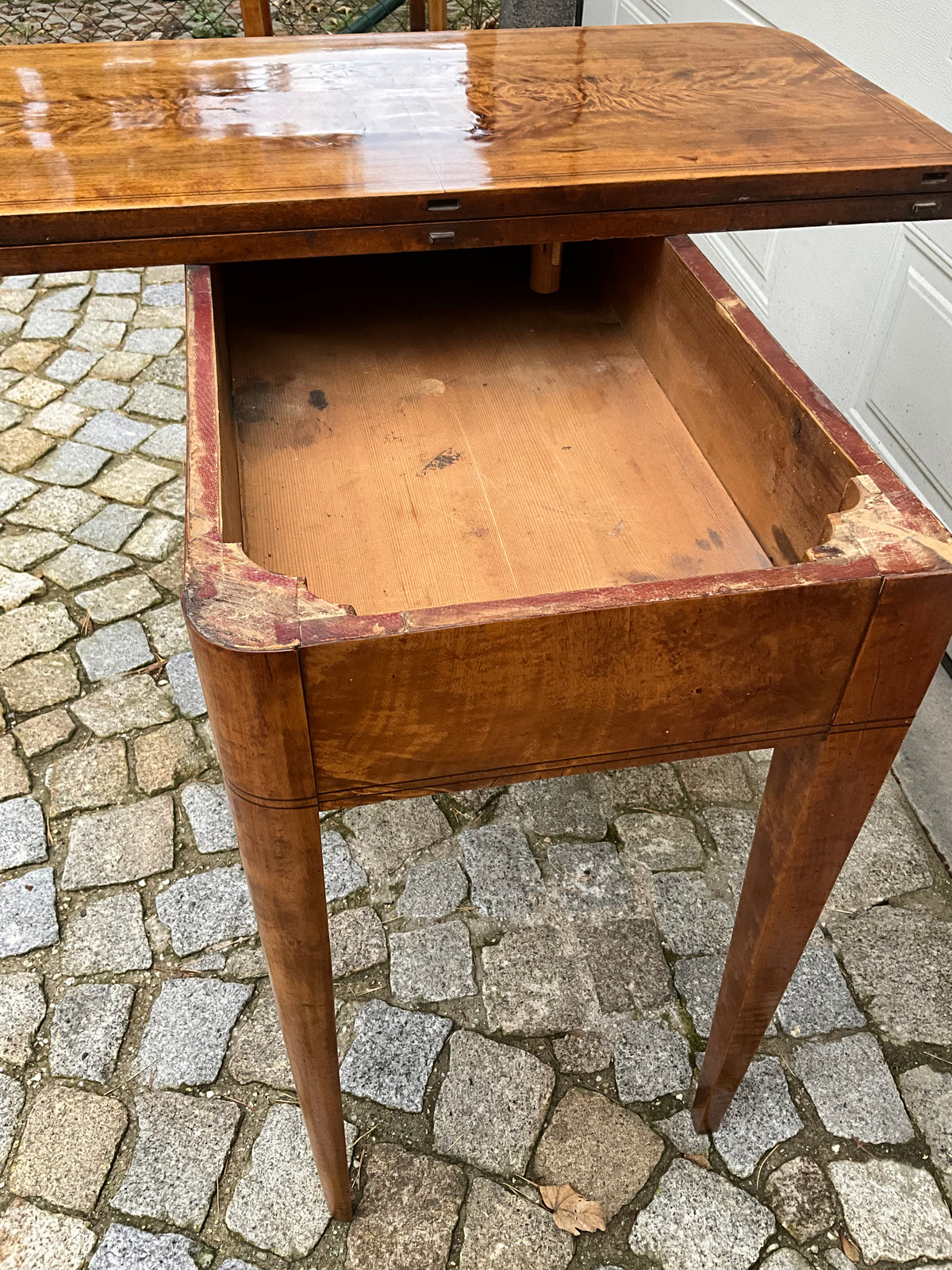Biedermeier Spieltisch Beistelltisch in Birke um 1830