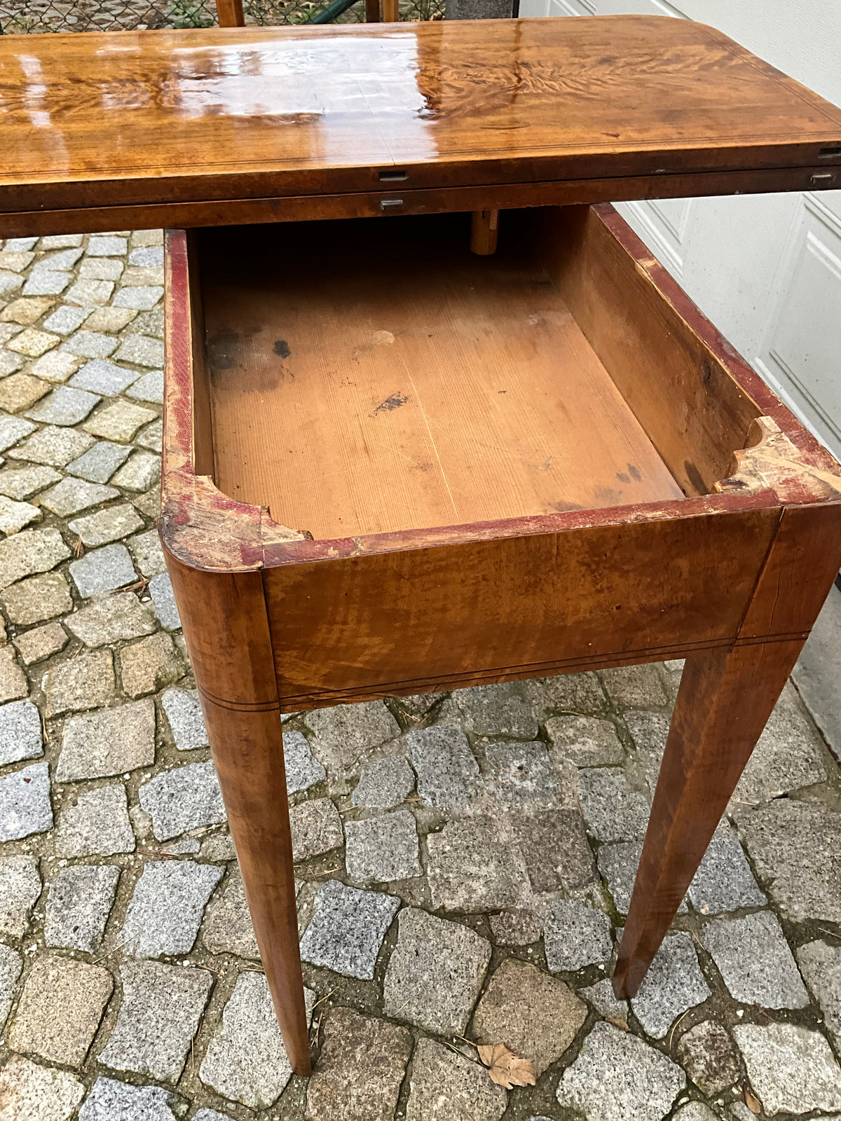 Biedermeier Spieltisch Beistelltisch in Birke um 1830