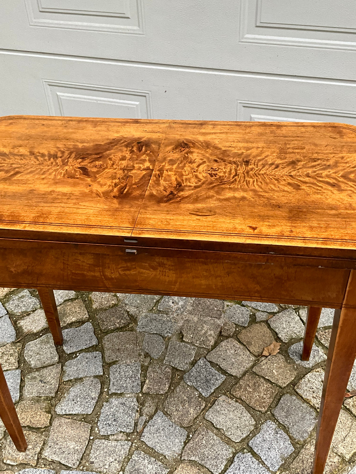 Biedermeier Spieltisch Beistelltisch in Birke um 1830