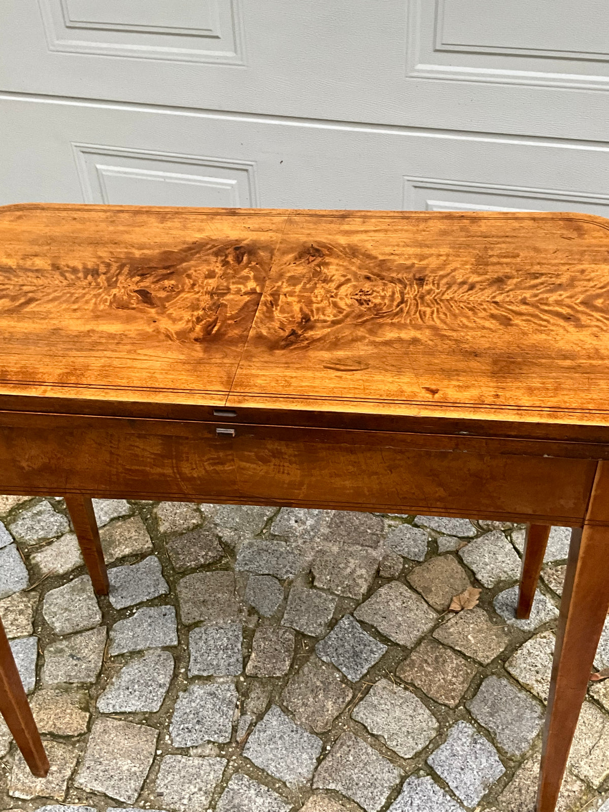 Biedermeier Spieltisch Beistelltisch in Birke um 1830