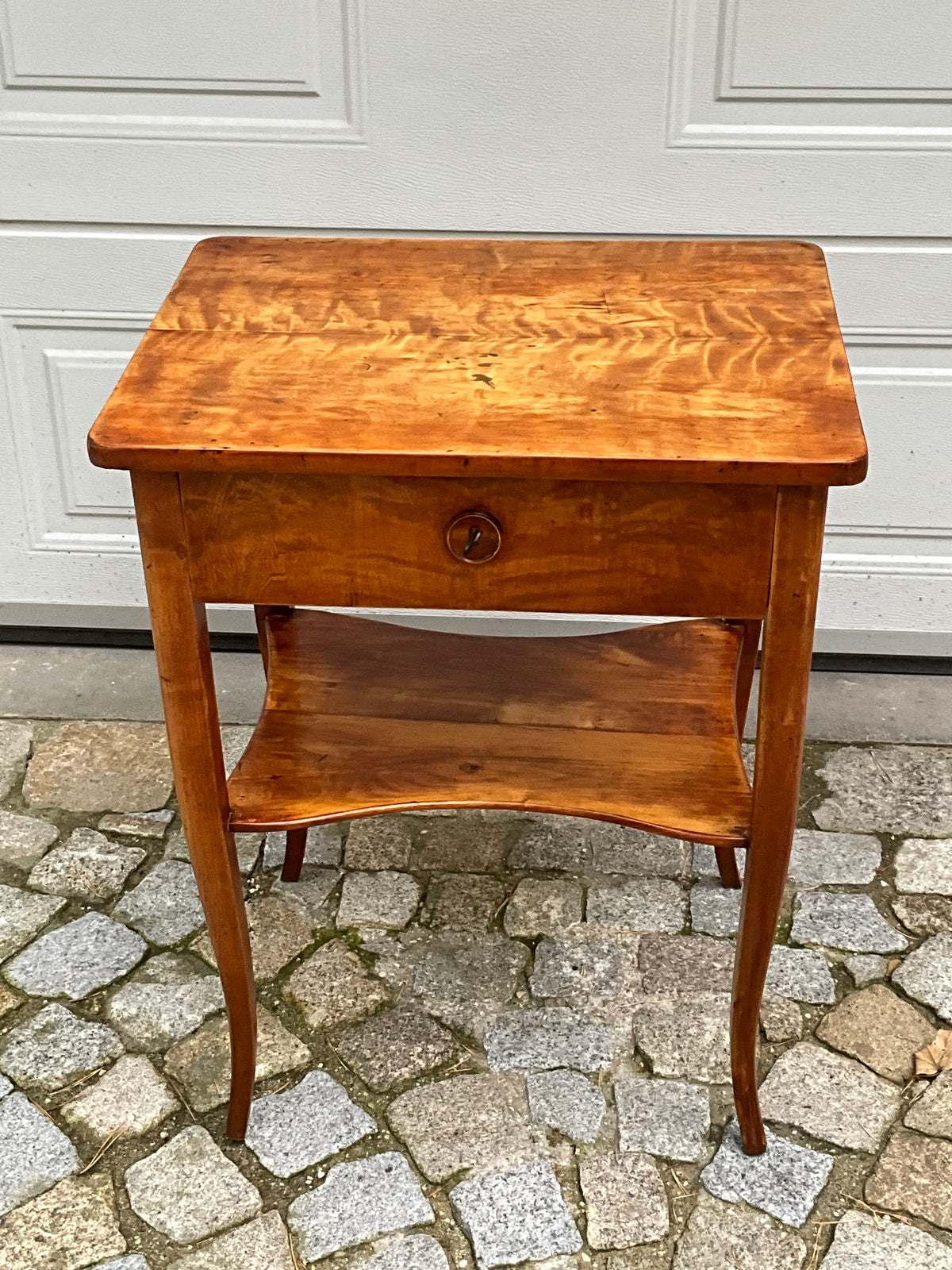Biedermeier Beistelltisch in Birke um 1830