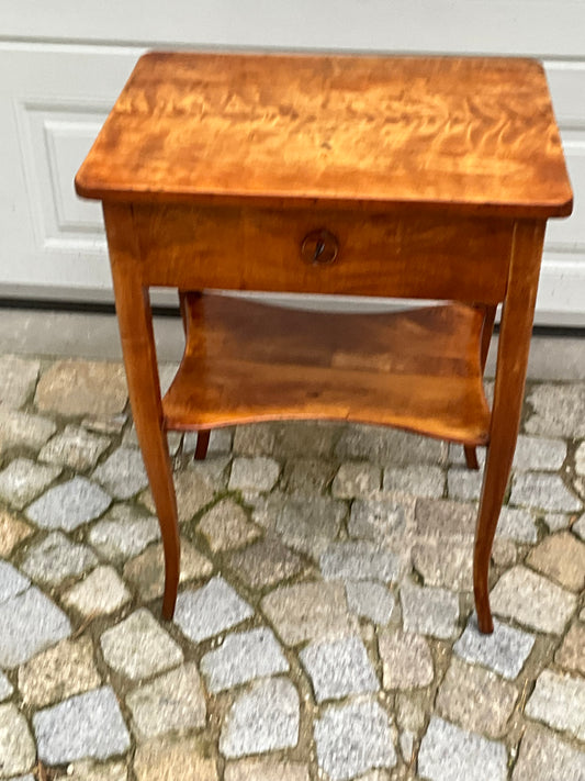 Biedermeier Beistelltisch in Birke um 1830