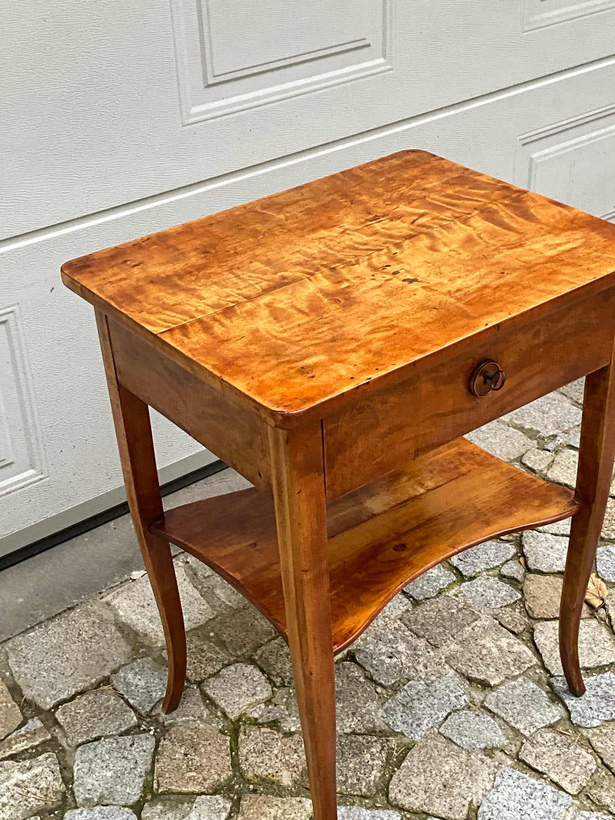 Biedermeier Beistelltisch in Birke um 1830