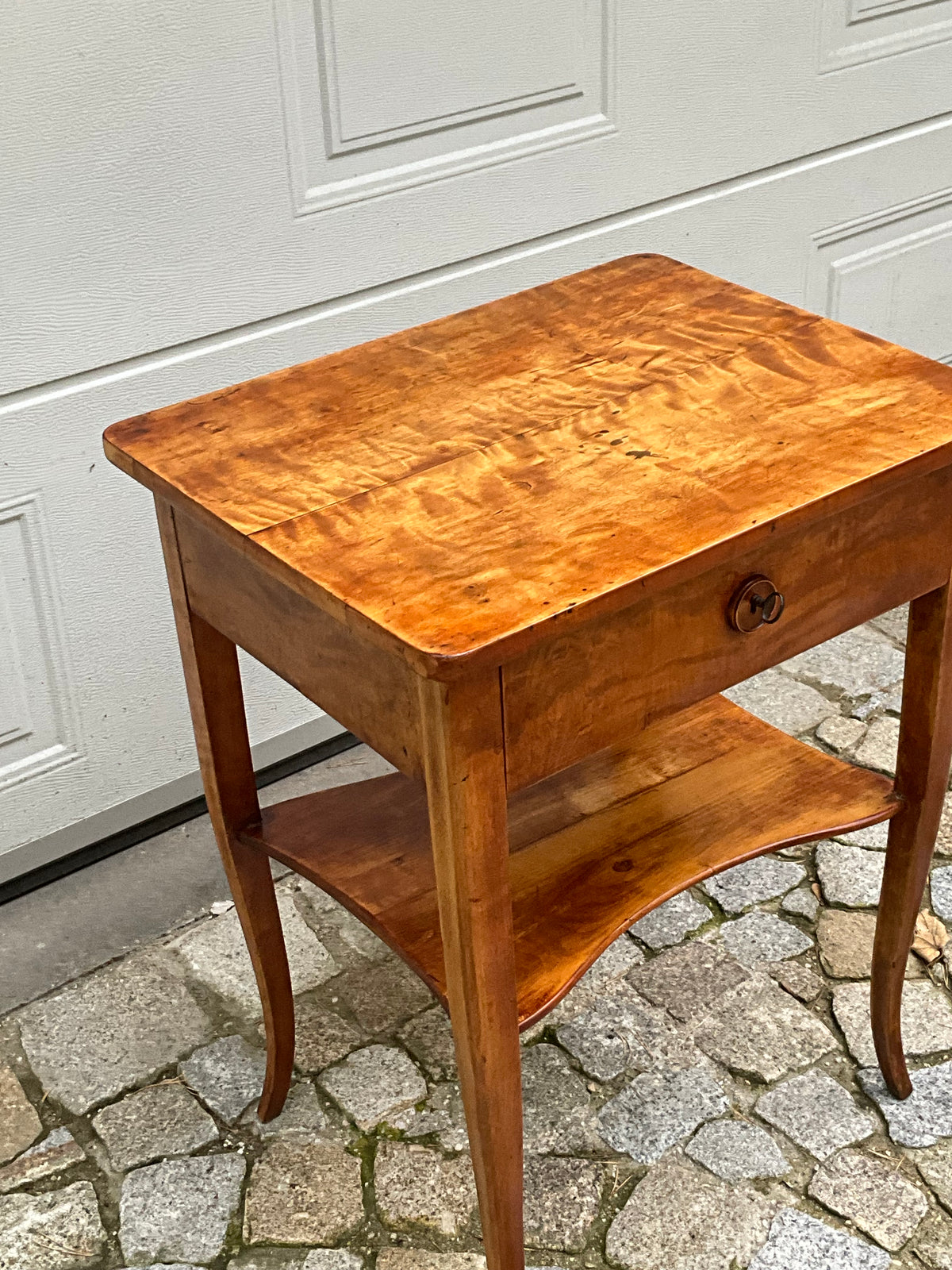 Biedermeier Beistelltisch in Birke um 1830
