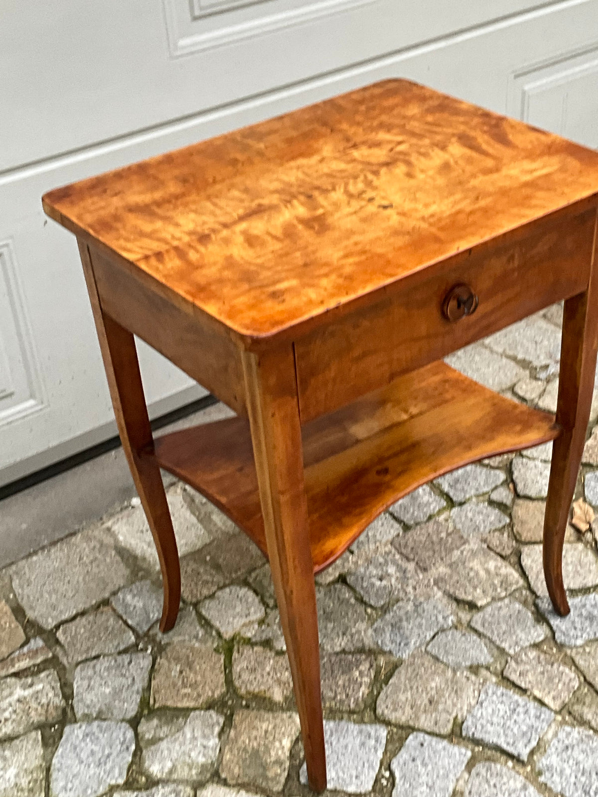 Biedermeier Beistelltisch in Birke um 1830