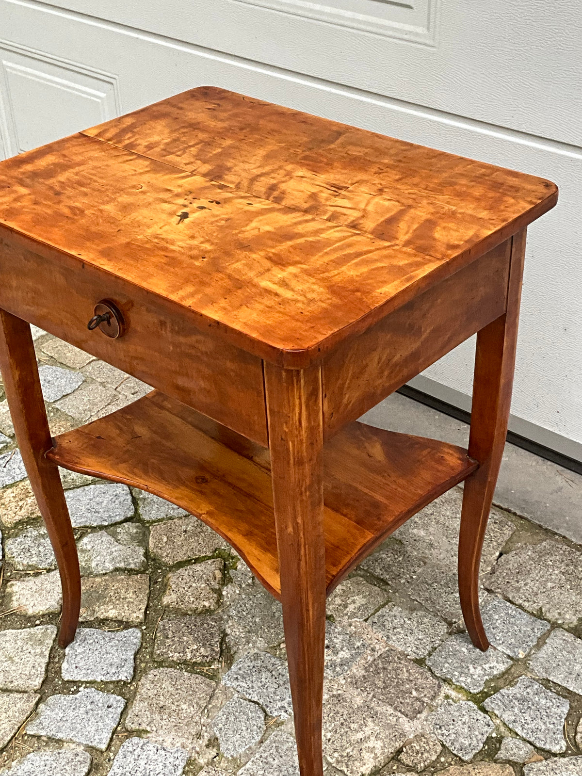 Biedermeier Beistelltisch in Birke um 1830