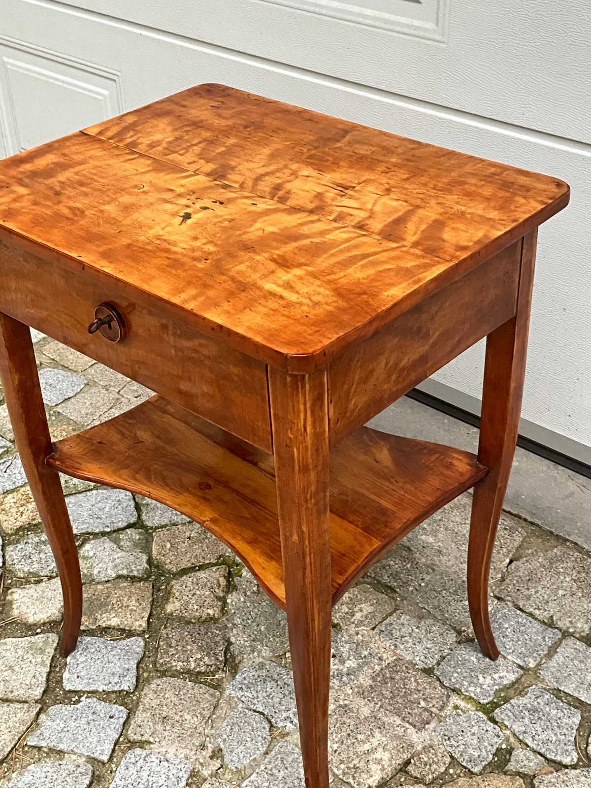 Biedermeier Beistelltisch in Birke um 1830