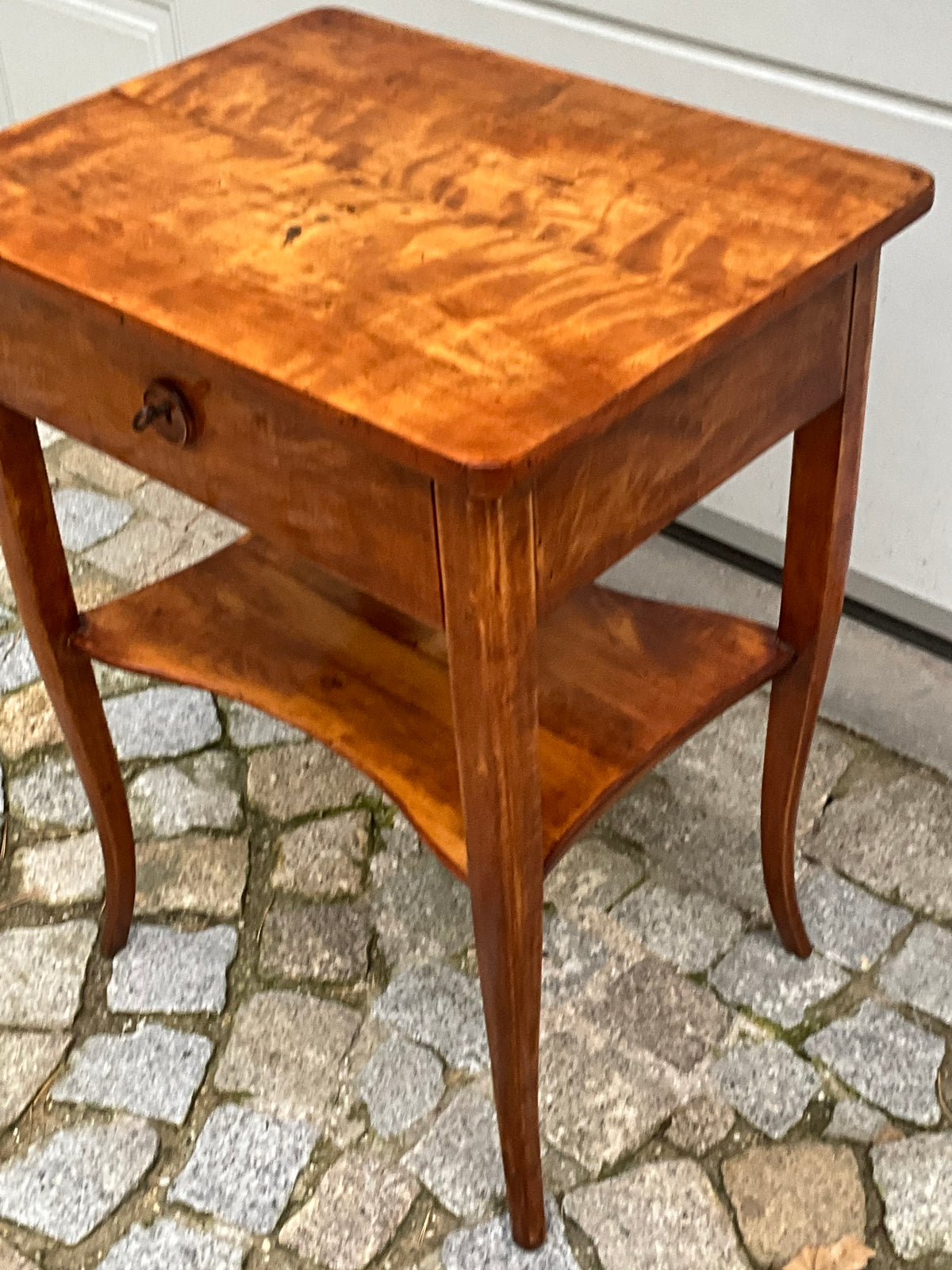 Biedermeier Beistelltisch in Birke um 1830