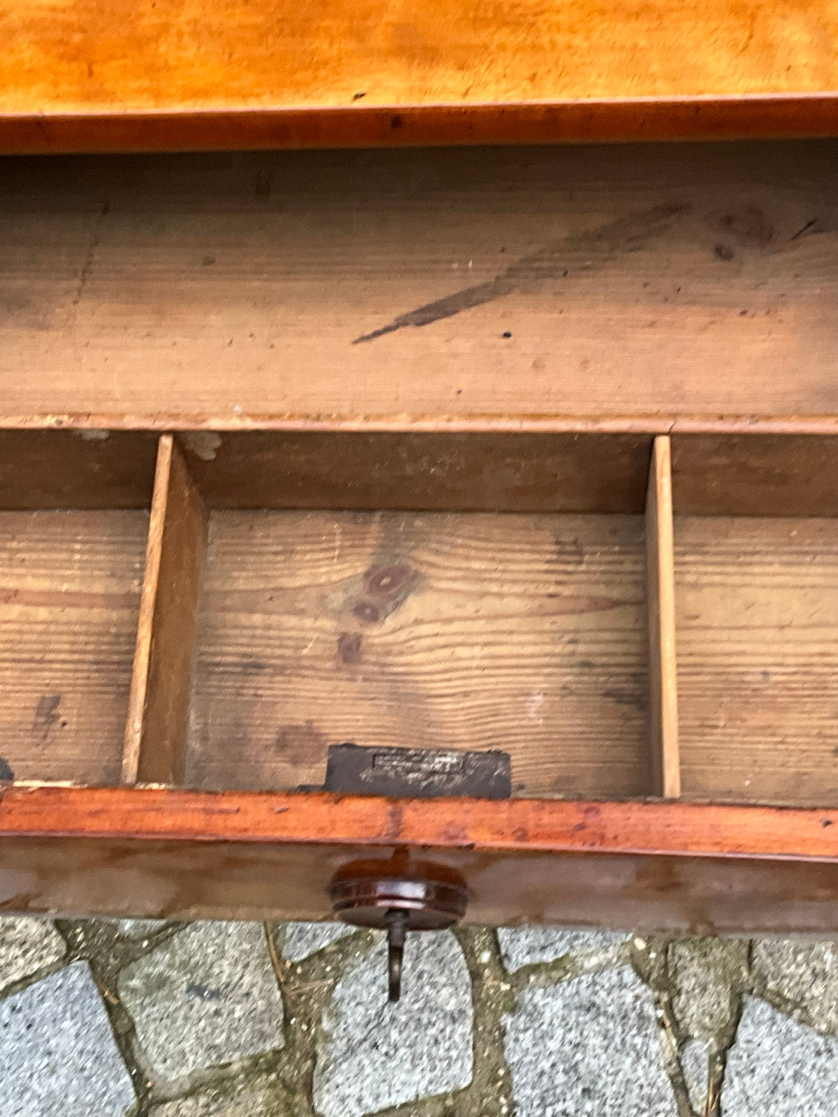 Biedermeier Beistelltisch in Birke um 1830