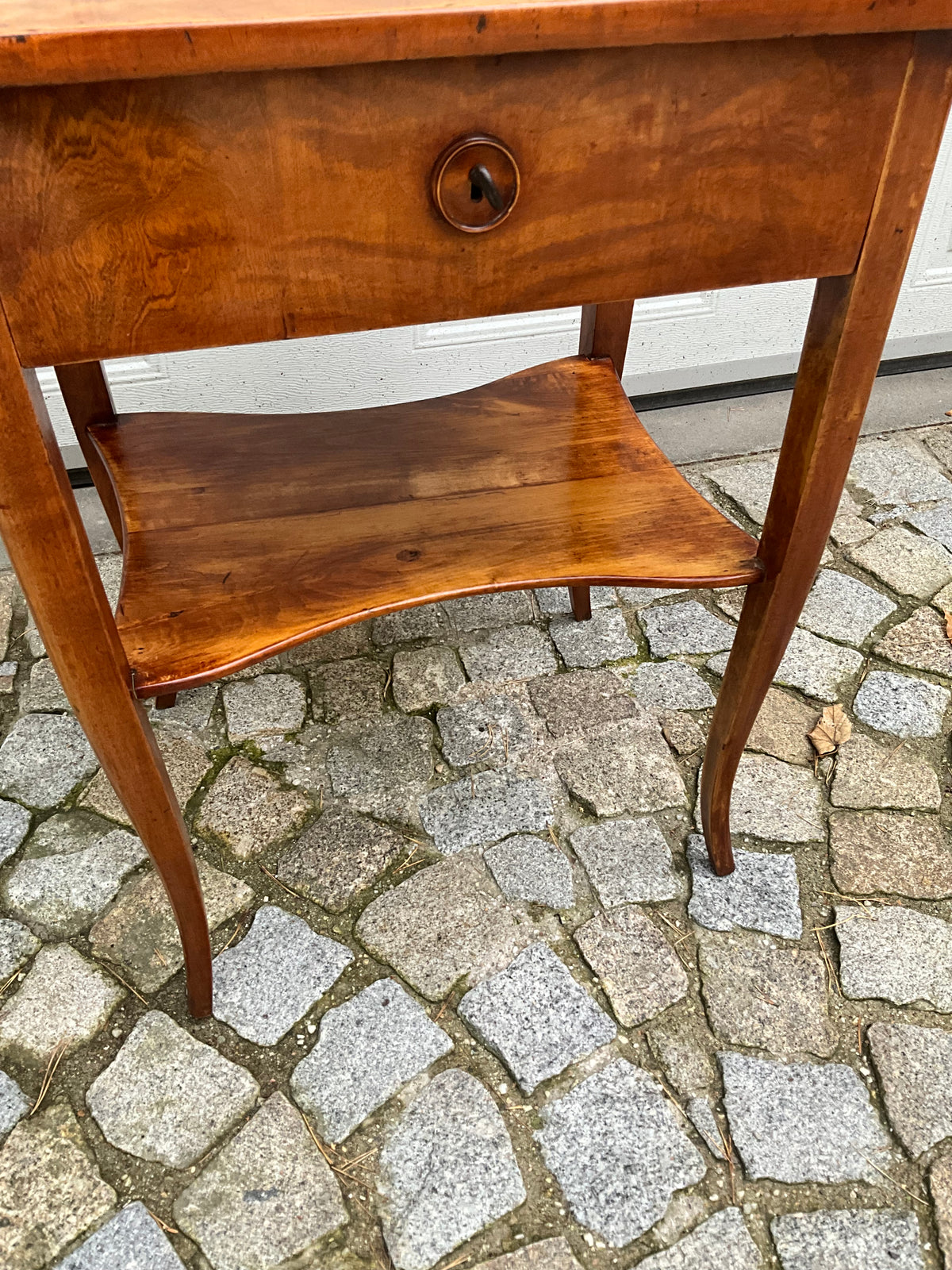 Biedermeier Beistelltisch in Birke um 1830