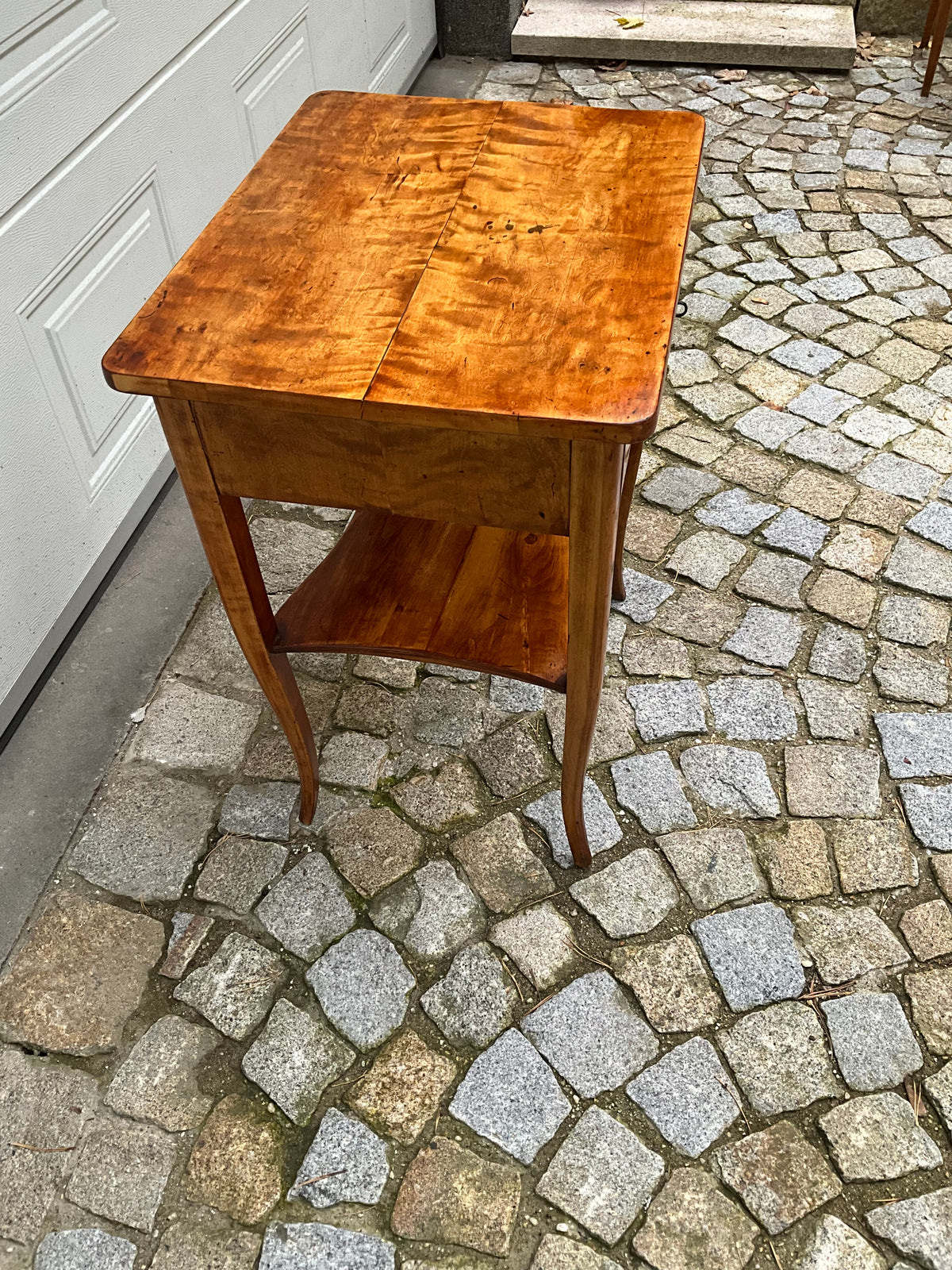 Biedermeier Beistelltisch in Birke um 1830