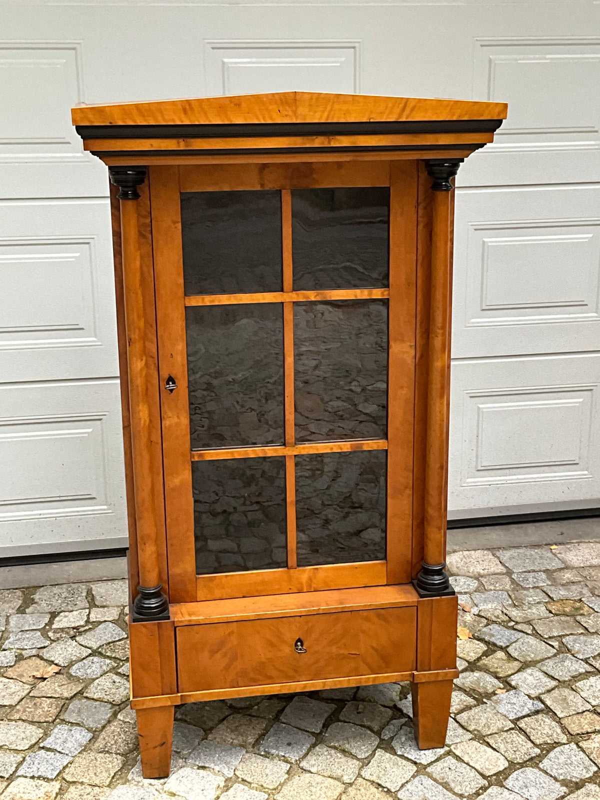 Seltene kleine Biedermeiervitrine in Birke mit Vollsäulen