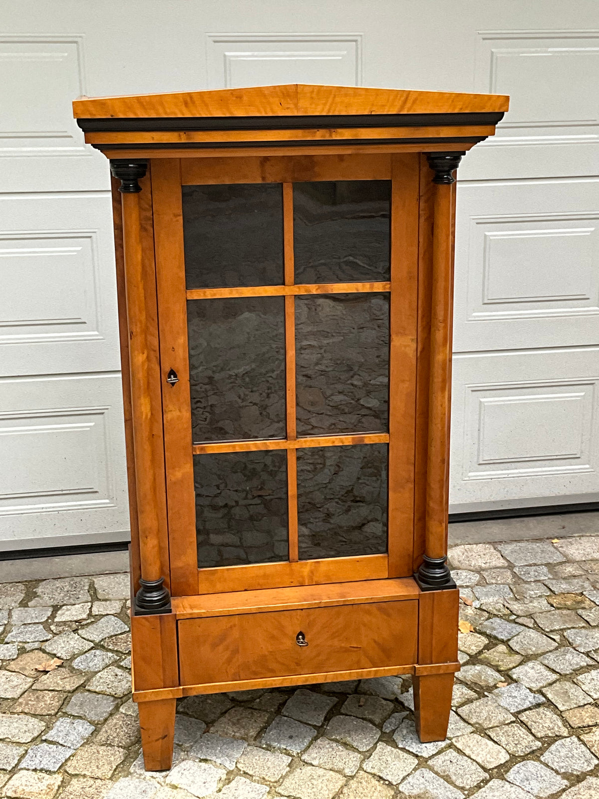 Seltene kleine Biedermeiervitrine in Birke mit Vollsäulen