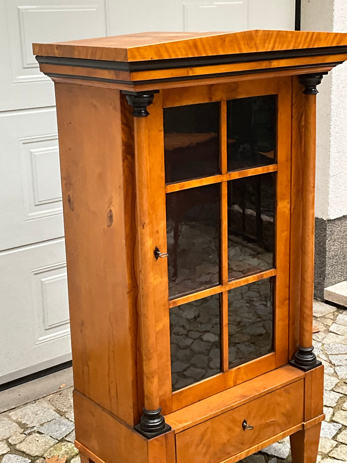 Seltene kleine Biedermeiervitrine in Birke mit Vollsäulen