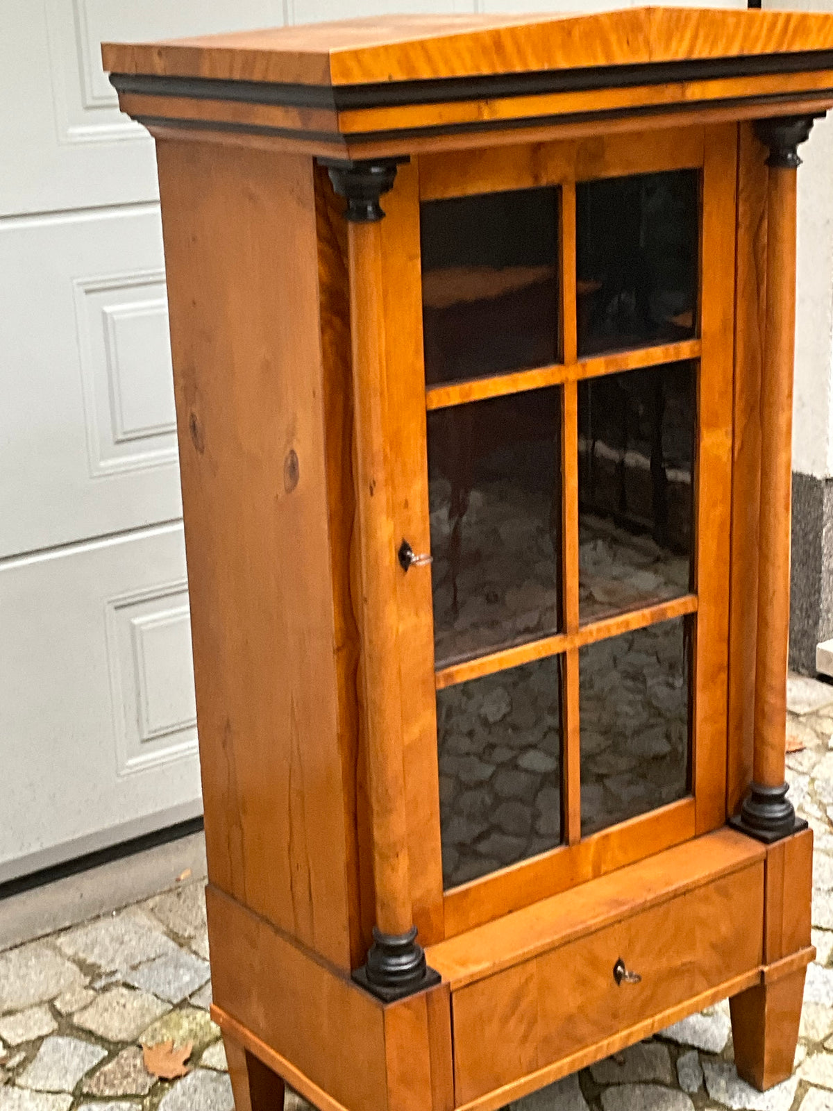 Seltene kleine Biedermeiervitrine in Birke mit Vollsäulen