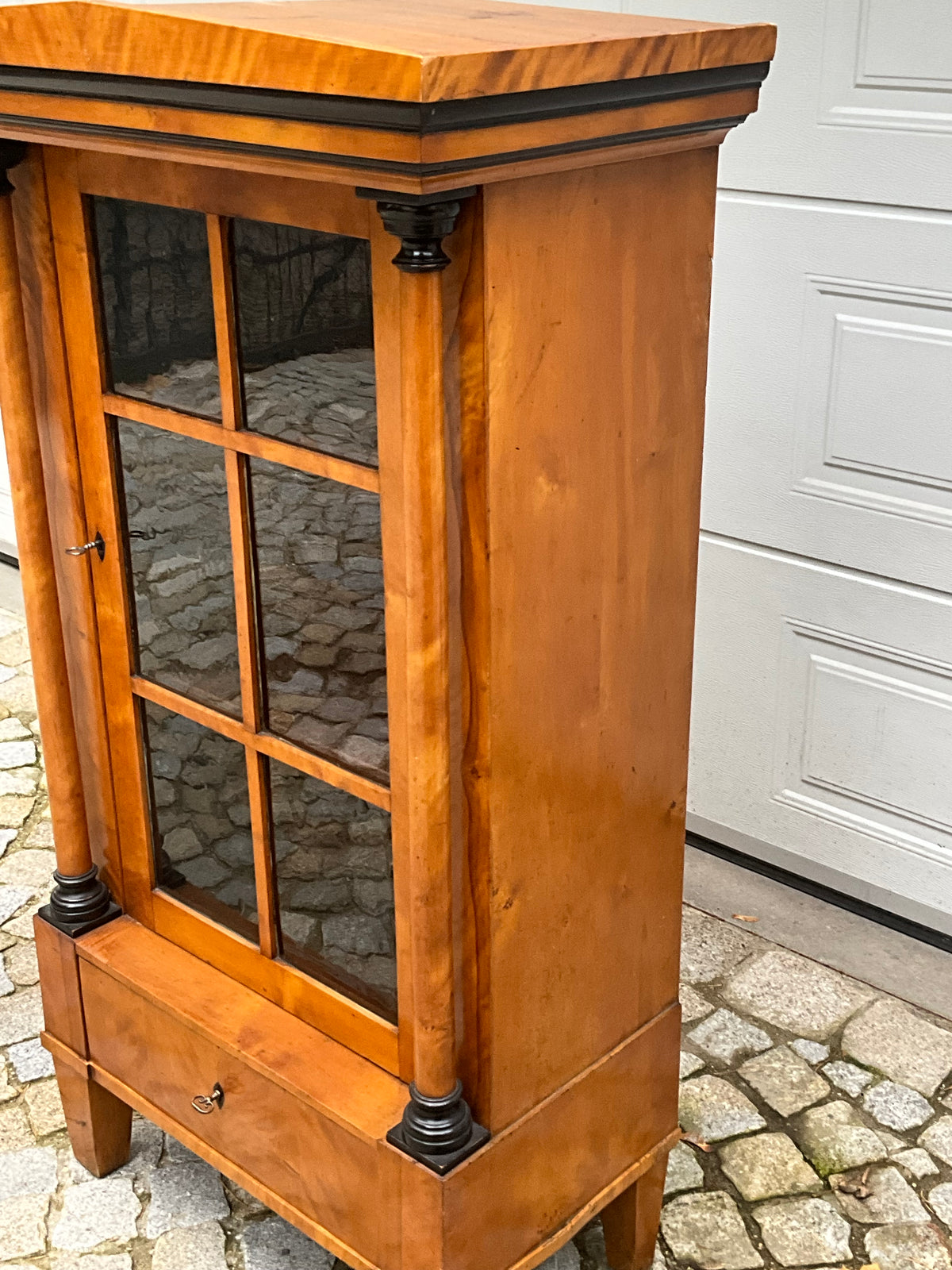Seltene kleine Biedermeiervitrine in Birke mit Vollsäulen