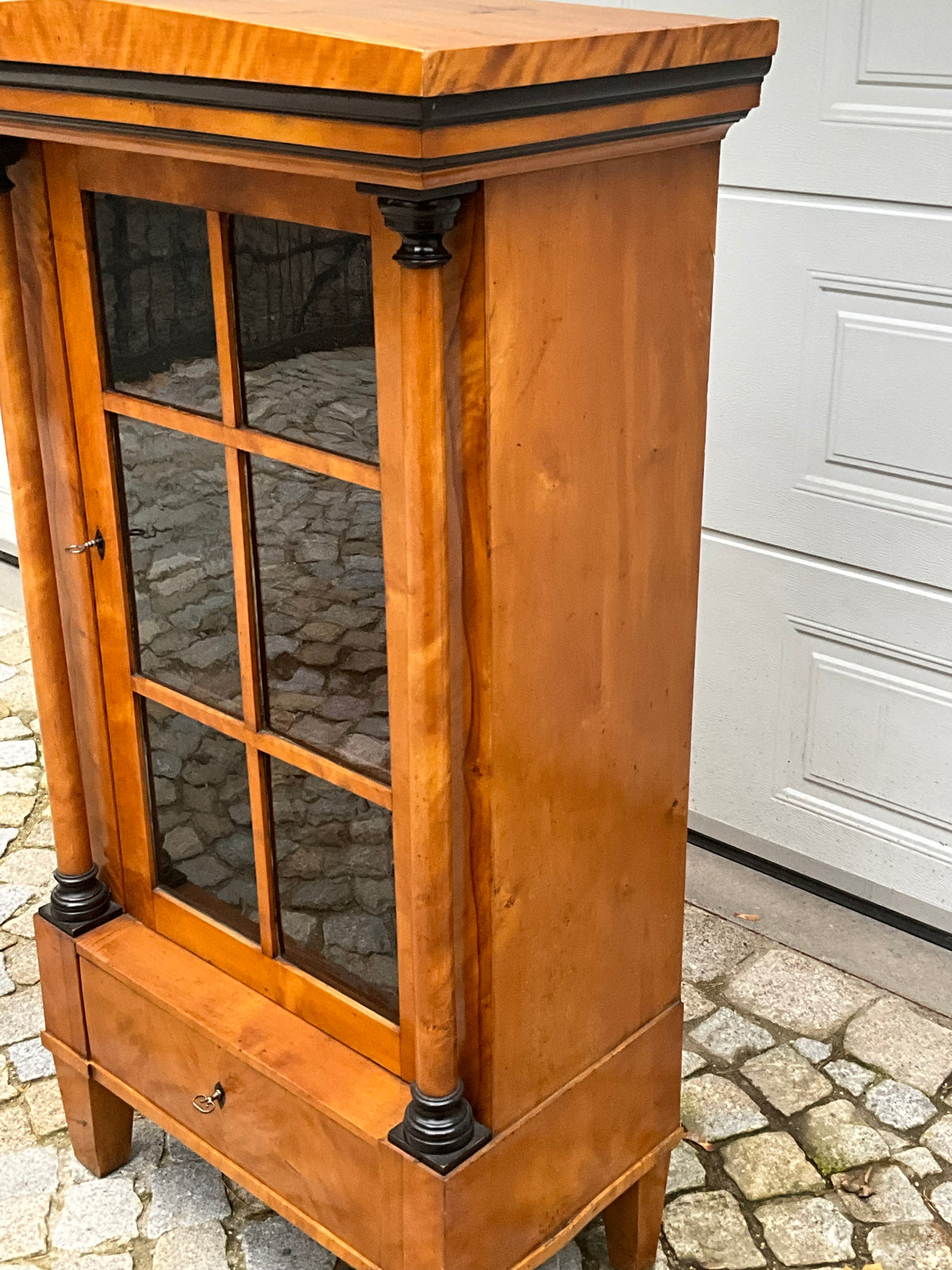 Seltene kleine Biedermeiervitrine in Birke mit Vollsäulen