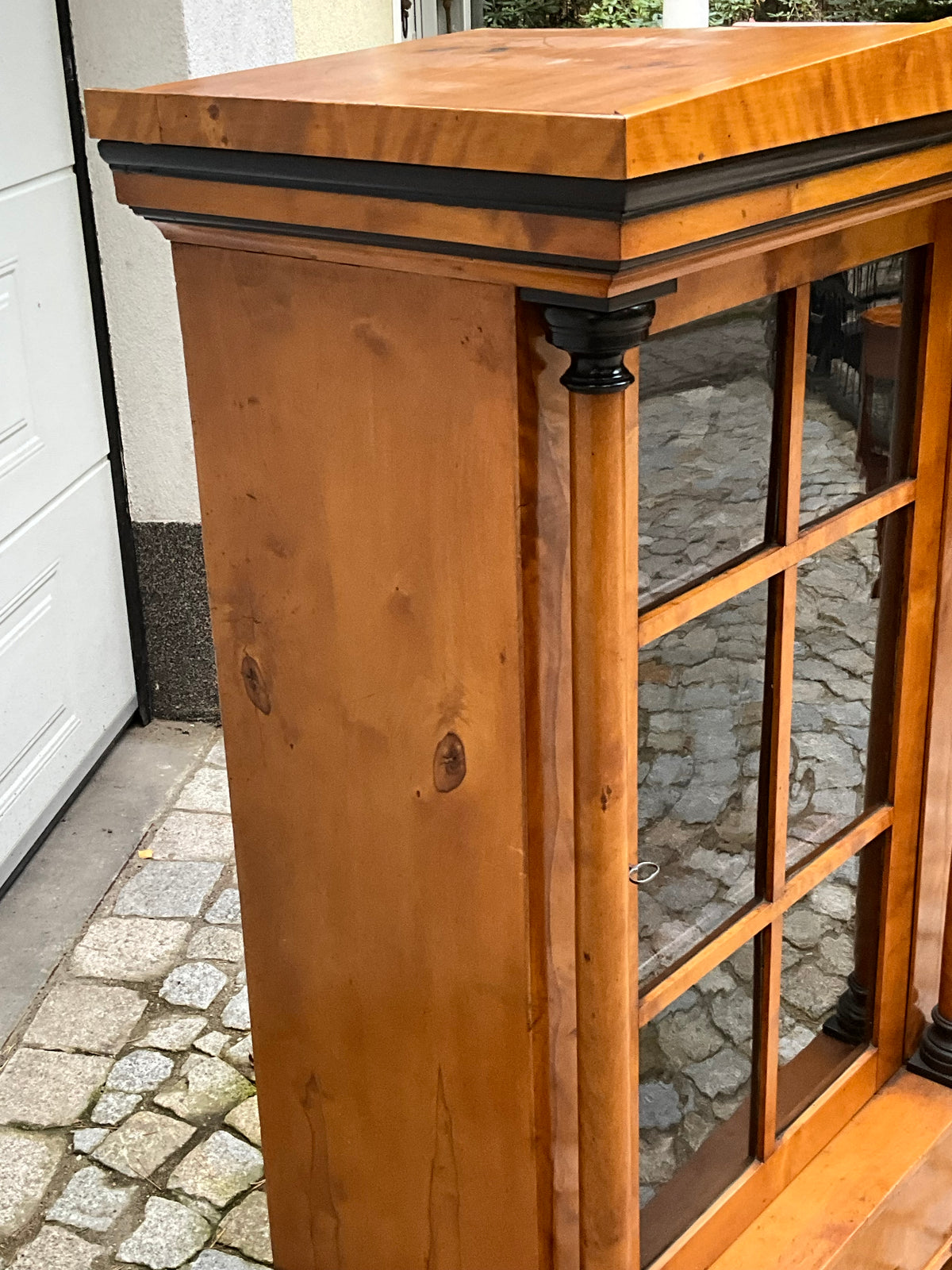 Seltene kleine Biedermeiervitrine in Birke mit Vollsäulen