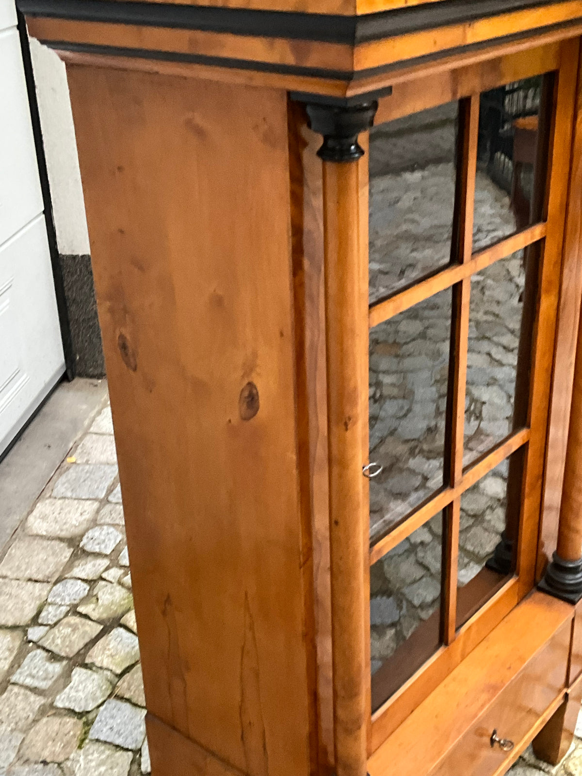 Seltene kleine Biedermeiervitrine in Birke mit Vollsäulen