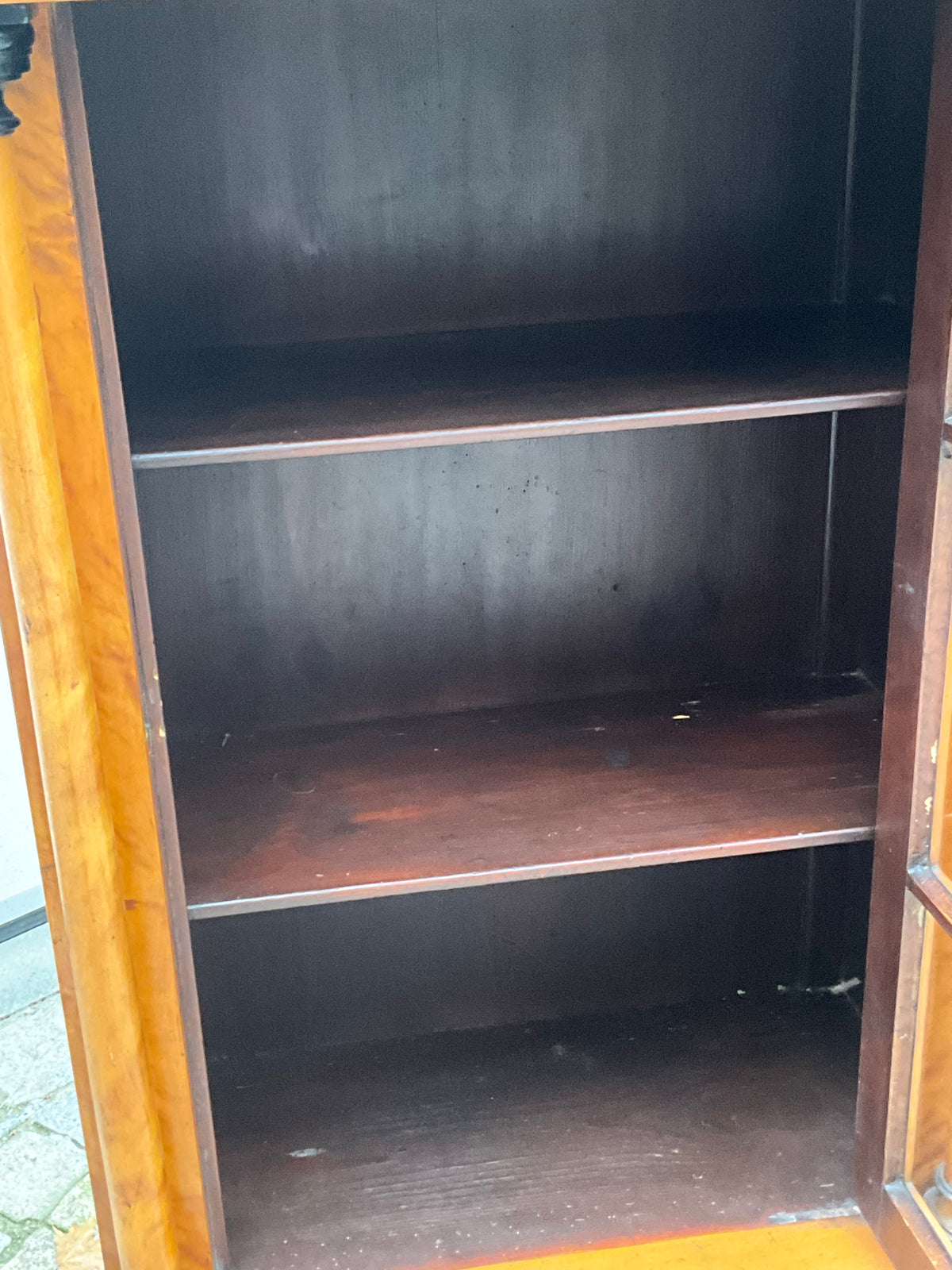 Seltene kleine Biedermeiervitrine in Birke mit Vollsäulen