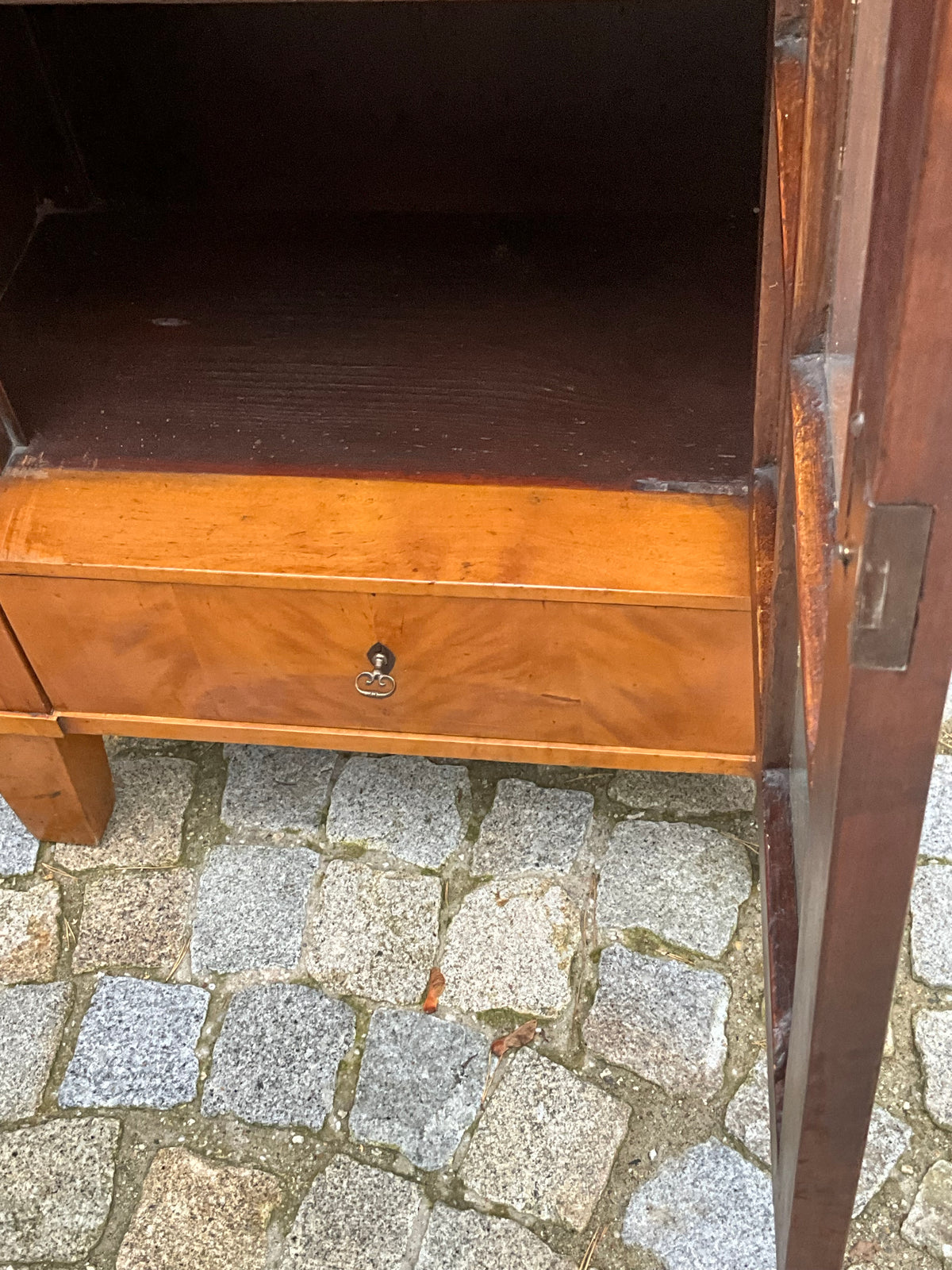 Seltene kleine Biedermeiervitrine in Birke mit Vollsäulen