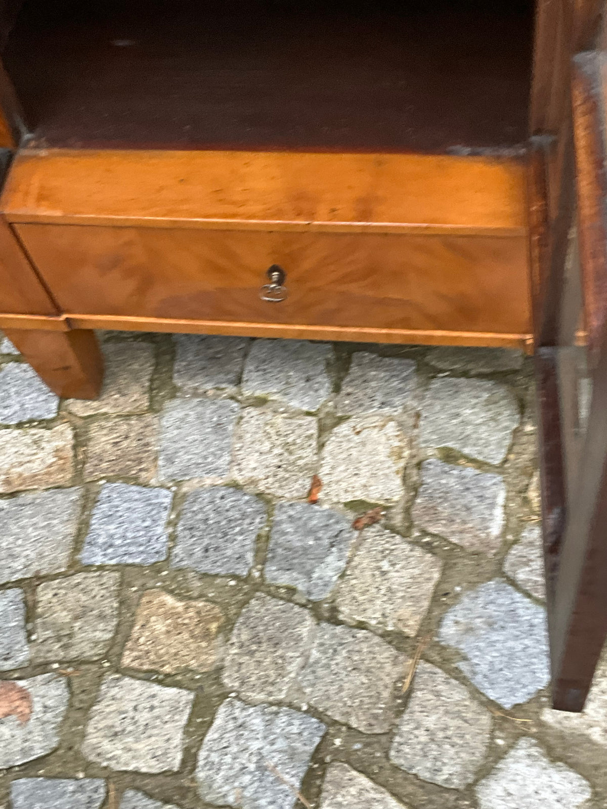 Seltene kleine Biedermeiervitrine in Birke mit Vollsäulen