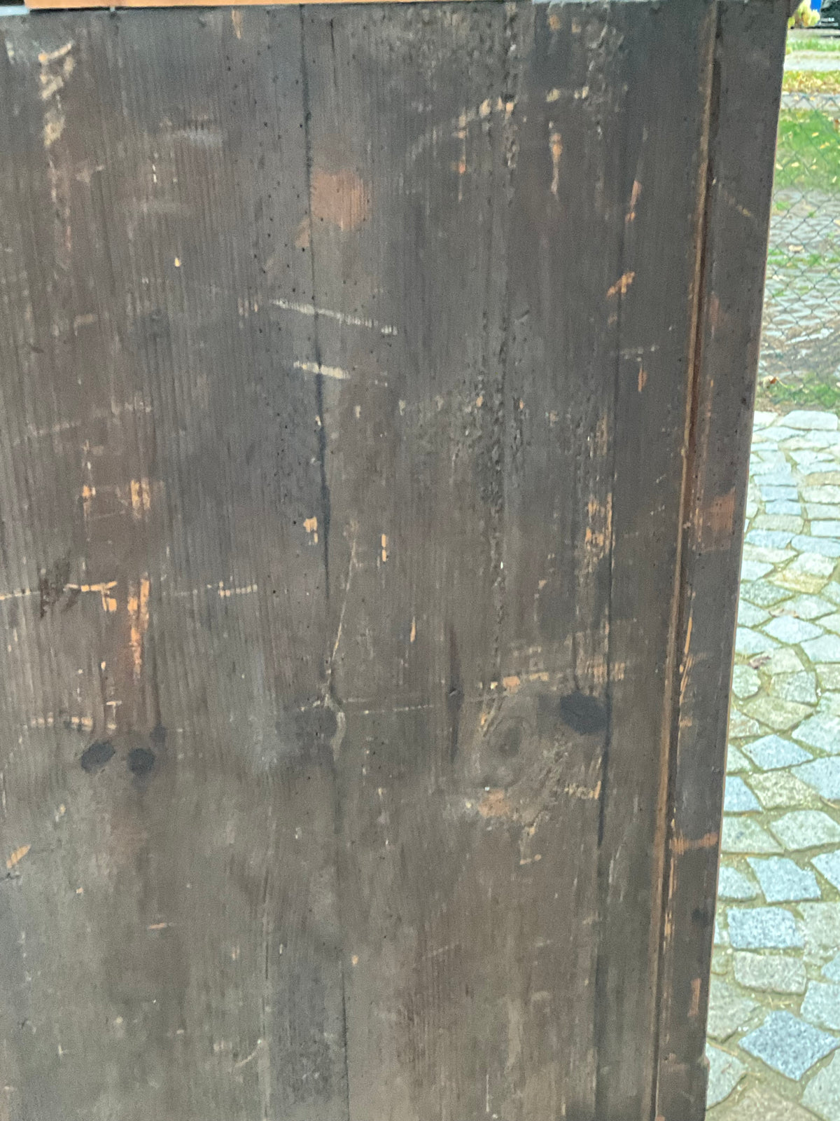 Seltene kleine Biedermeiervitrine in Birke mit Vollsäulen