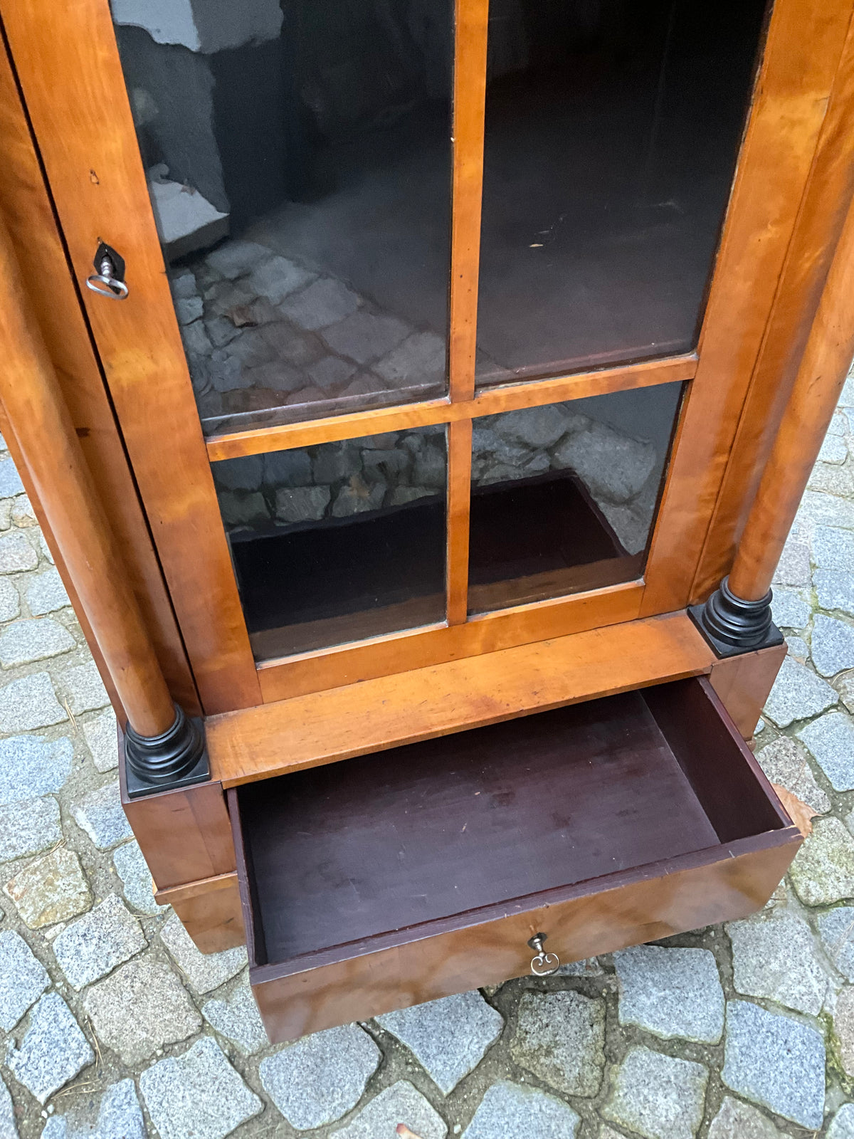 Seltene kleine Biedermeiervitrine in Birke mit Vollsäulen