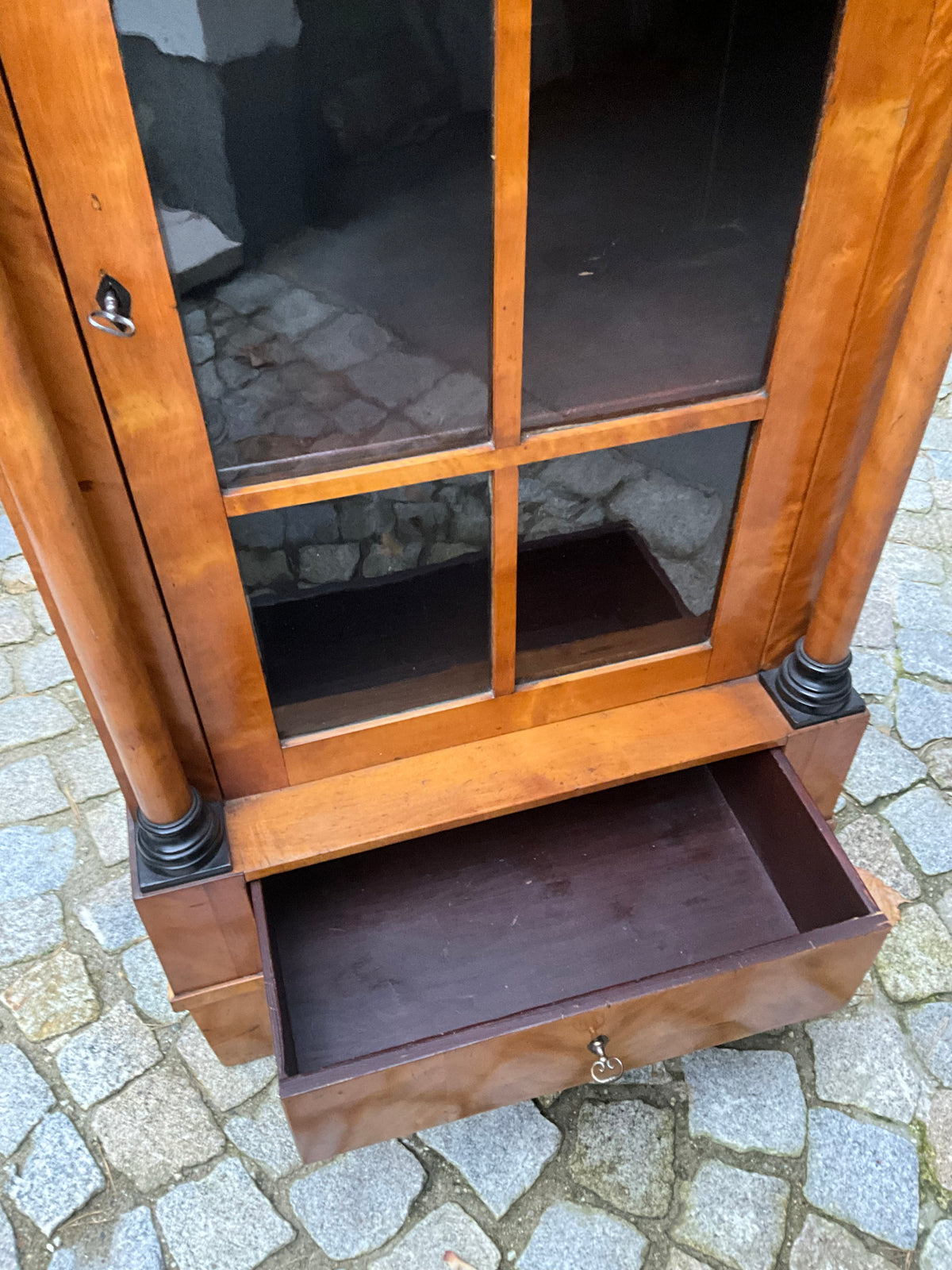 Seltene kleine Biedermeiervitrine in Birke mit Vollsäulen