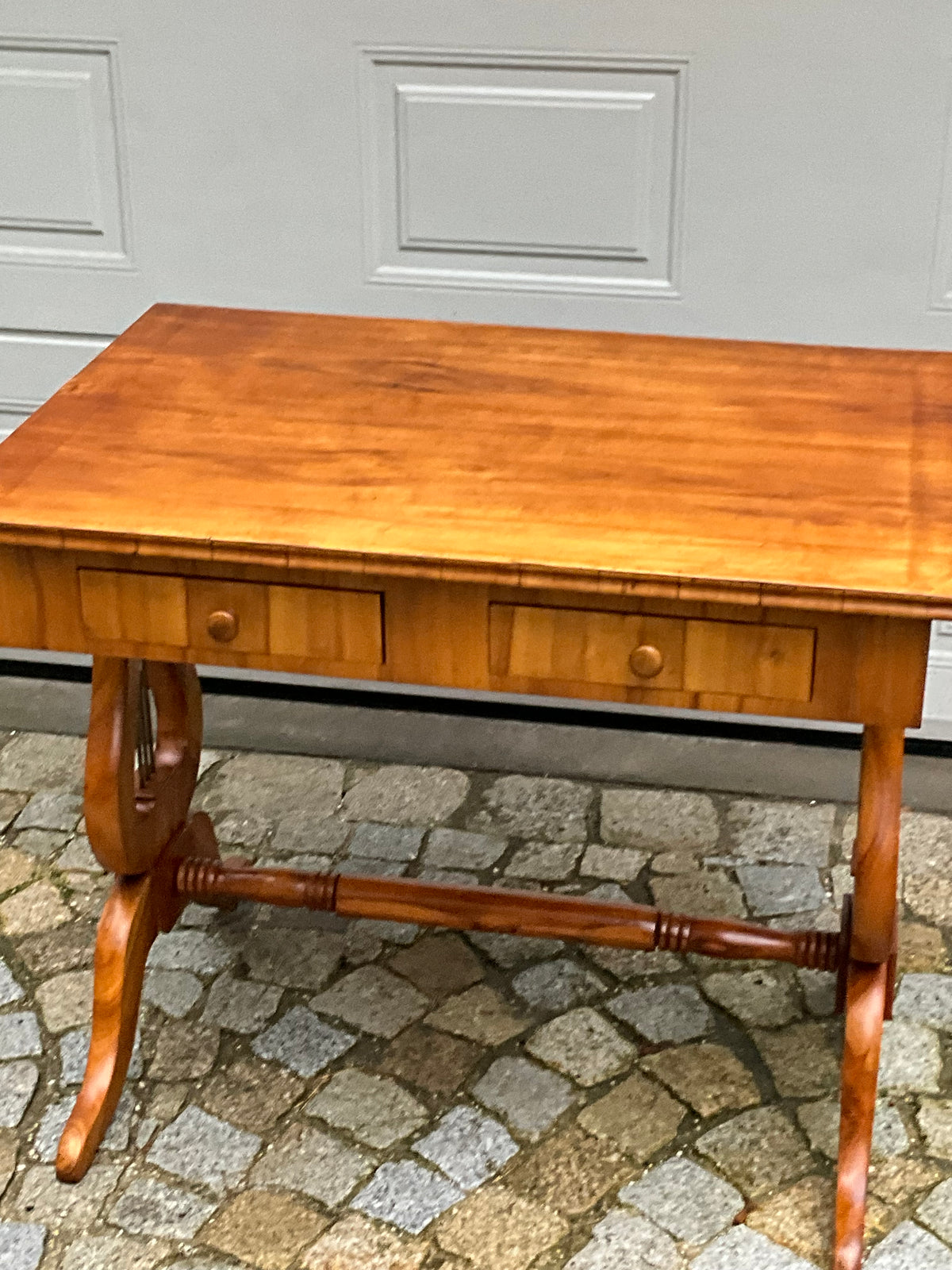 Biedermeier Lyra Schreibtisch in Kirschbaum um 1830