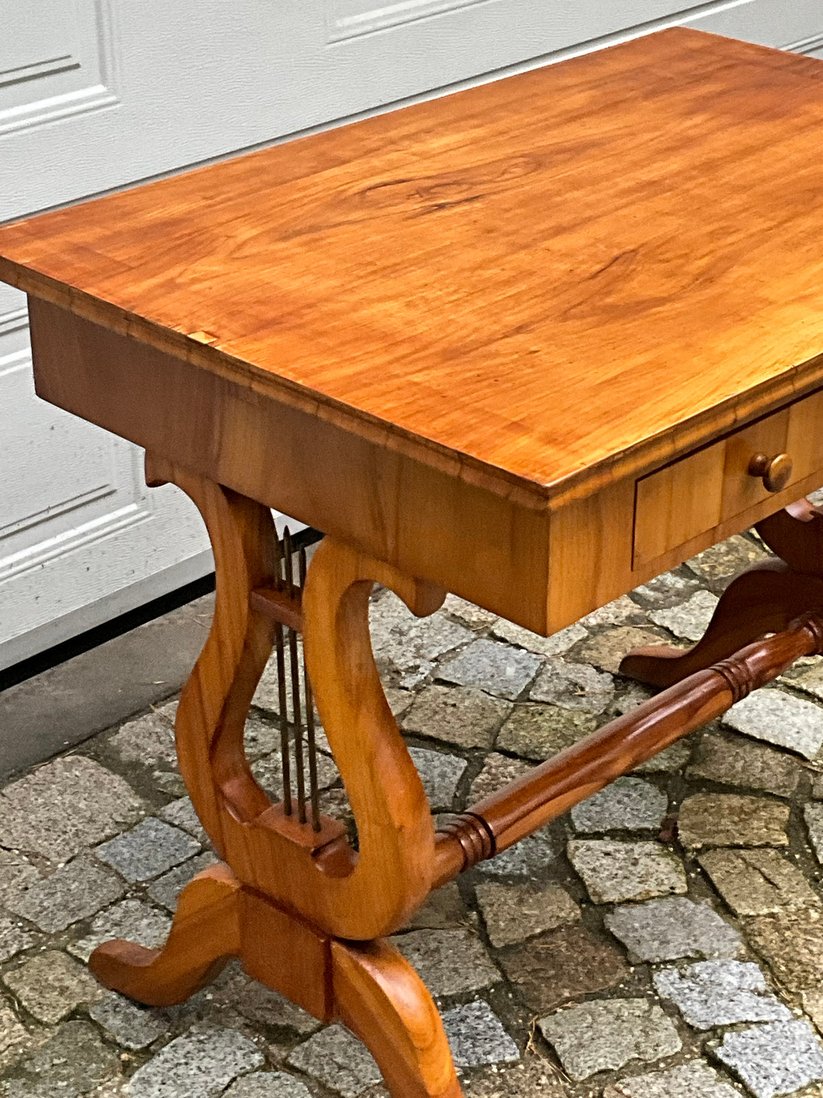 Biedermeier Lyra Schreibtisch in Kirschbaum um 1830